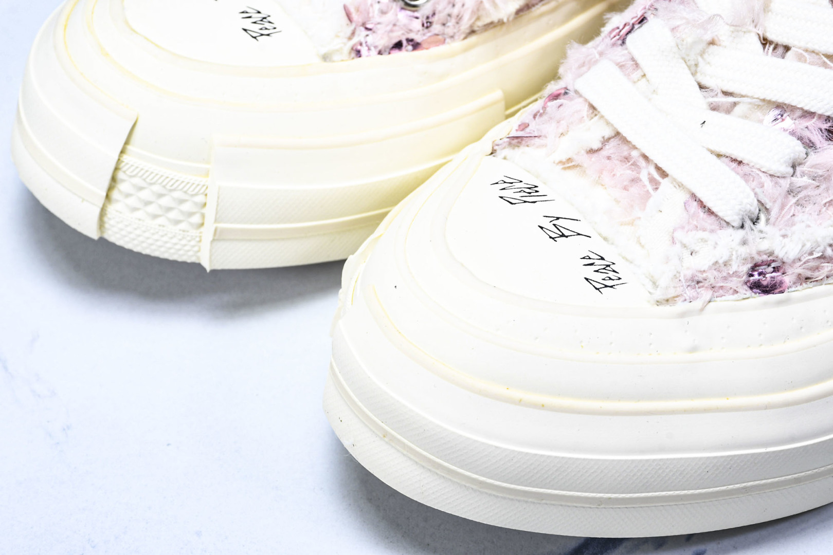 吴建豪 尺码35-45

纯原版出品-xVESSEL 天鹅之吻 长毛绒亮片 防滑耐磨轻便 低帮 帆布鞋 