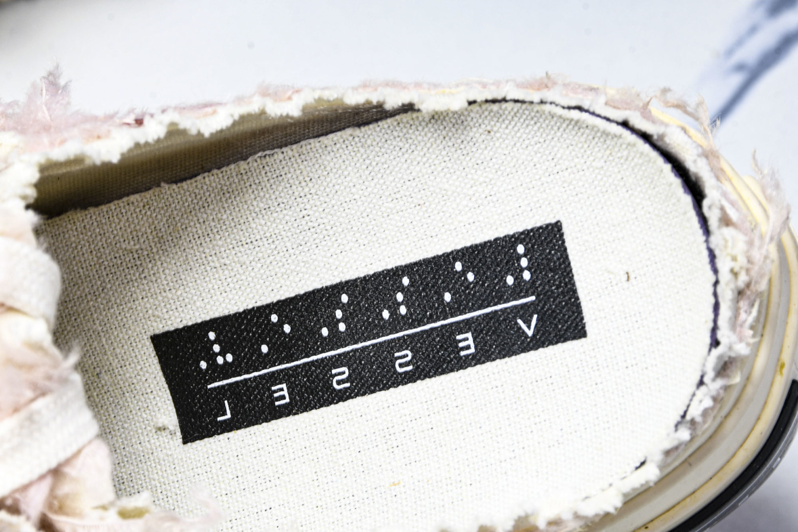 吴建豪 尺码35-45

纯原版出品-xVESSEL 天鹅之吻 长毛绒亮片 防滑耐磨轻便 低帮 帆布鞋 
