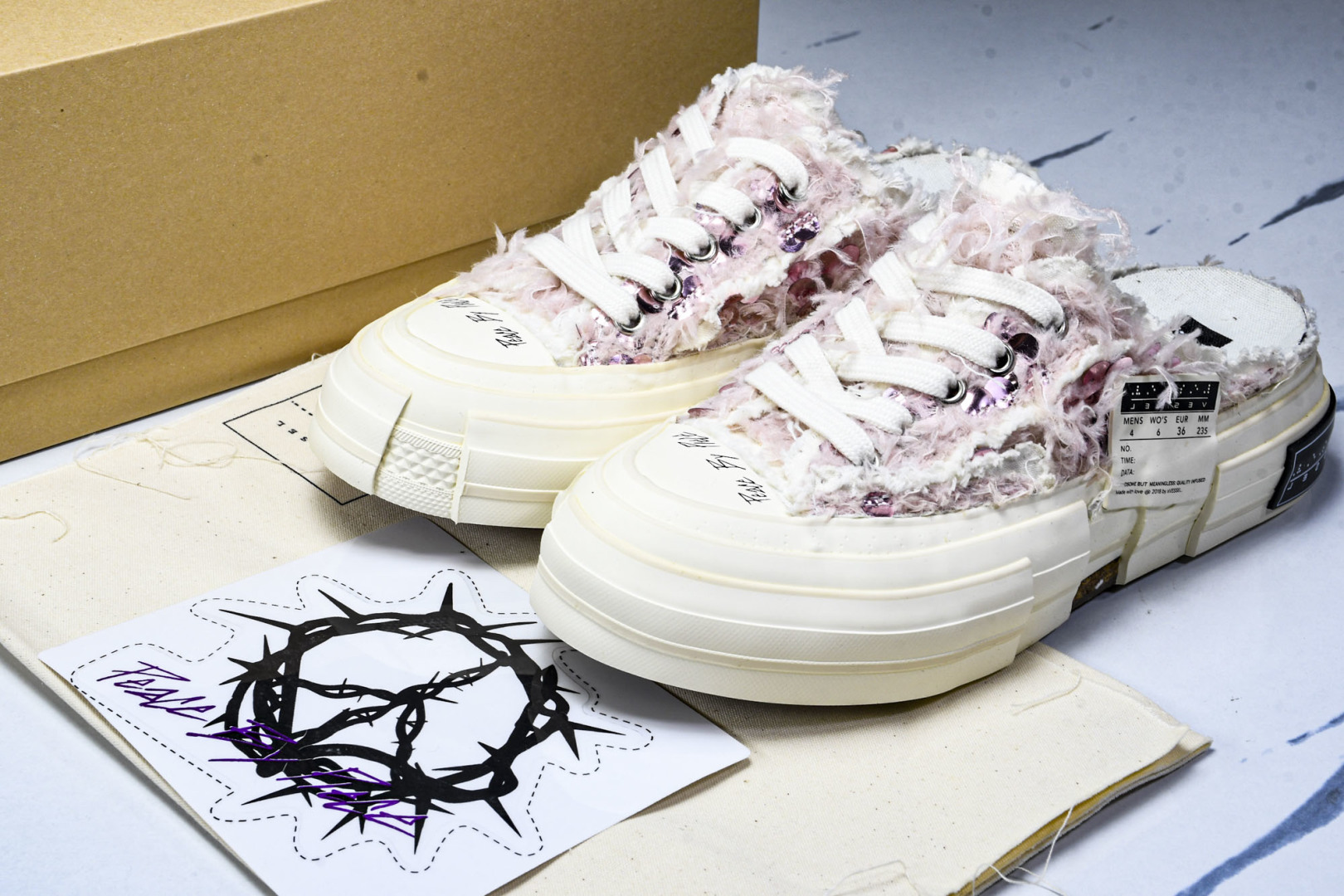 吴建豪 尺码35-45

纯原版出品-xVESSEL 天鹅之吻 长毛绒亮片 防滑耐磨轻便 低帮 帆布鞋 
