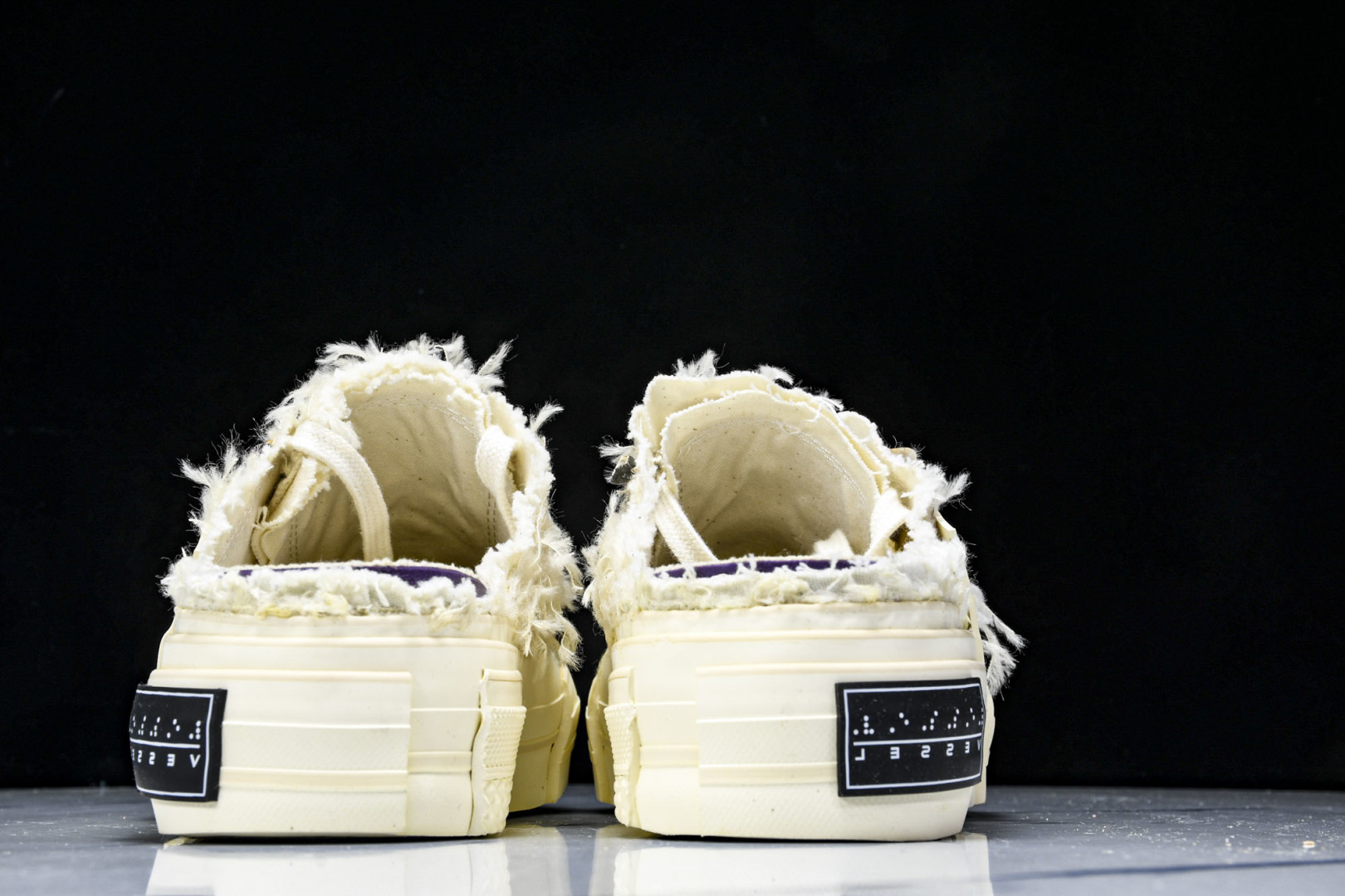 吴建豪 尺码35-45

纯原版出品-xVESSEL 天鹅之心 长毛绒亮片半拖 甜酷解构 变色 低帮 帆