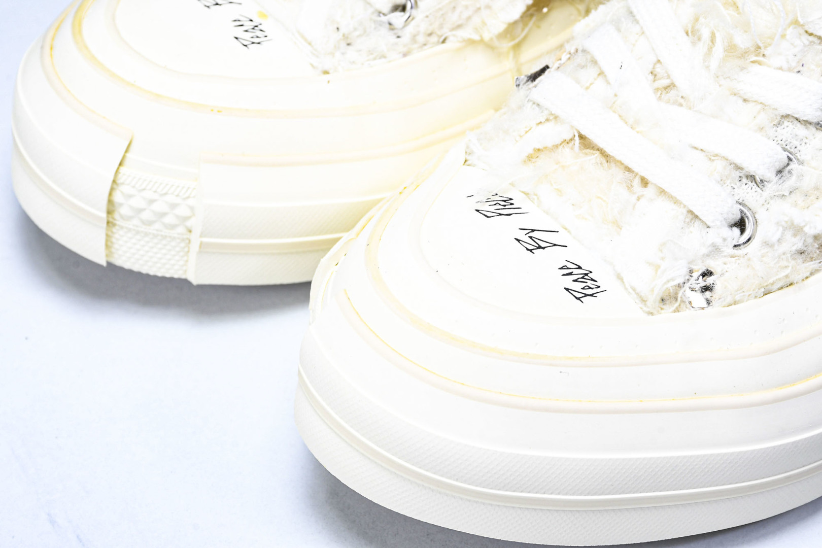 吴建豪 尺码35-45

纯原版出品-xVESSEL 天鹅之心 长毛绒亮片半拖 甜酷解构 变色 低帮 帆