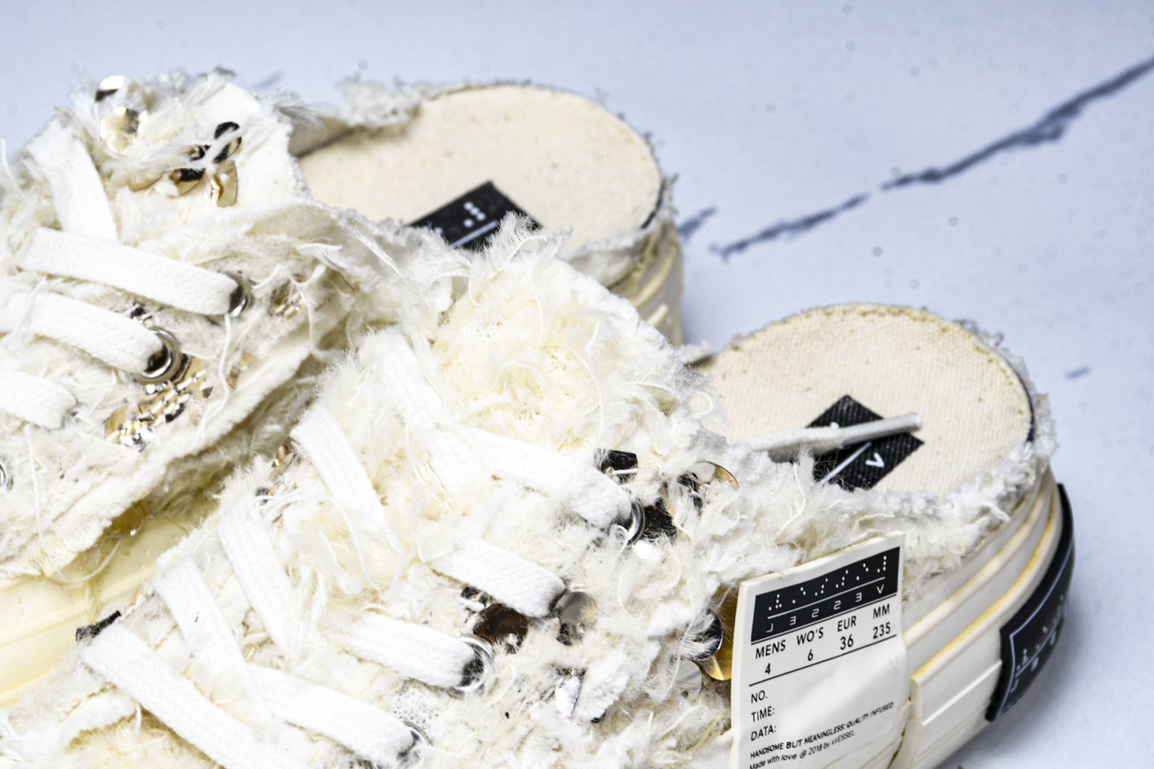 吴建豪 尺码35-45

纯原版出品-xVESSEL 天鹅之心 长毛绒亮片半拖 甜酷解构 变色 低帮 帆