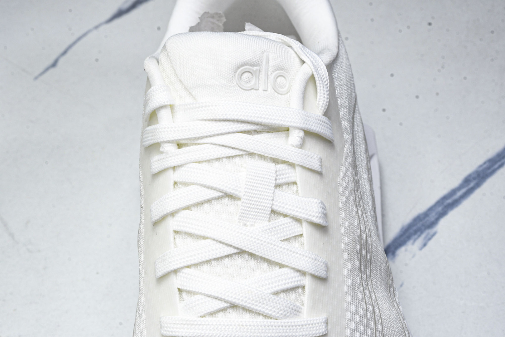 Alo 尺码36-45

纯原版出品-Alo Runner 舒适百搭透气减震 低帮跑步鞋 男女同款 白色