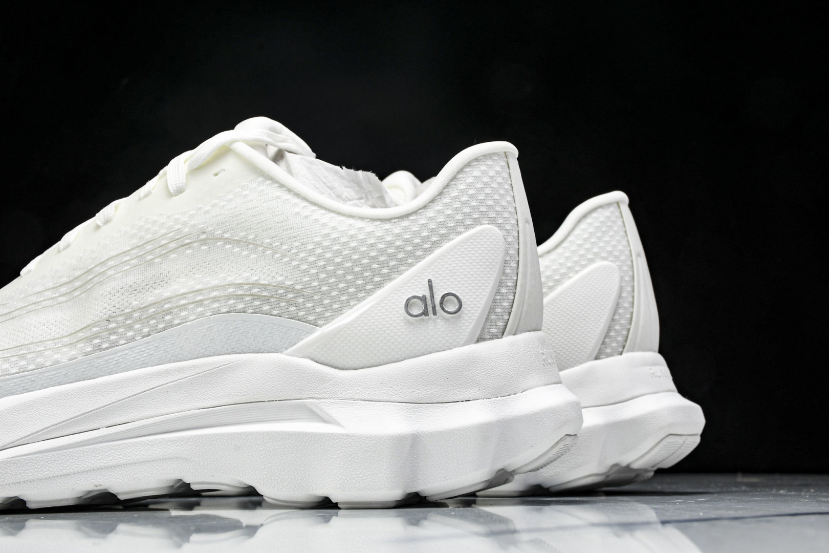 Alo 尺码36-45

纯原版出品-Alo Runner 舒适百搭透气减震 低帮跑步鞋 男女同款 白色