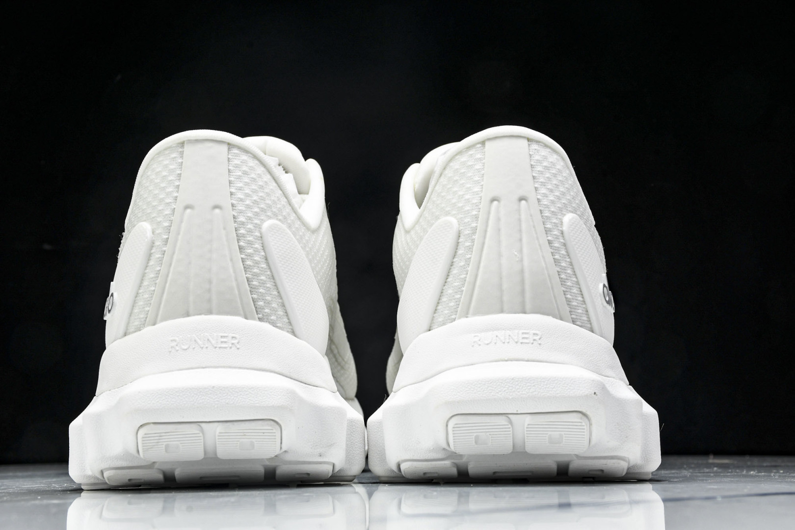 Alo 尺码36-45

纯原版出品-Alo Runner 舒适百搭透气减震 低帮跑步鞋 男女同款 白色