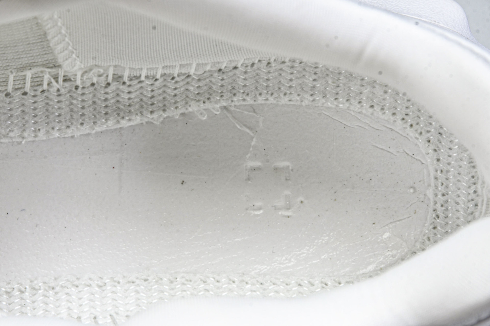 Alo 尺码36-45

纯原版出品-Alo Runner 舒适百搭透气减震 低帮跑步鞋 男女同款 白色