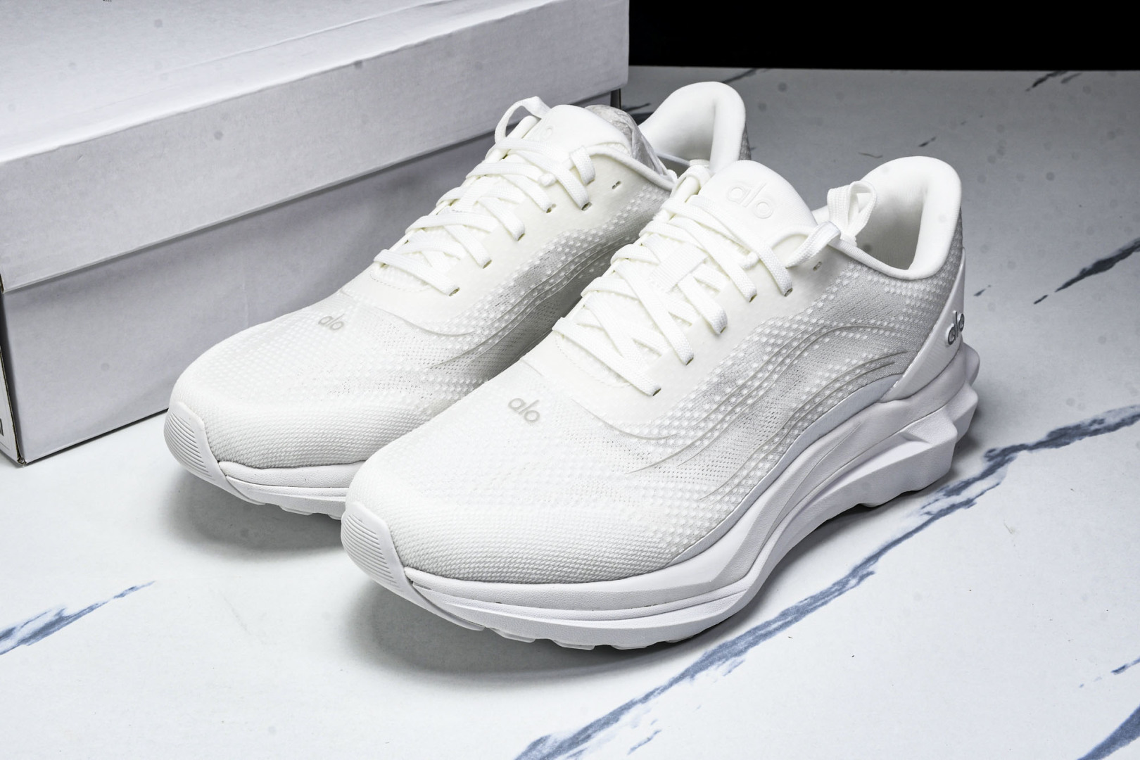 Alo 尺码36-45

纯原版出品-Alo Runner 舒适百搭透气减震 低帮跑步鞋 男女同款 白色