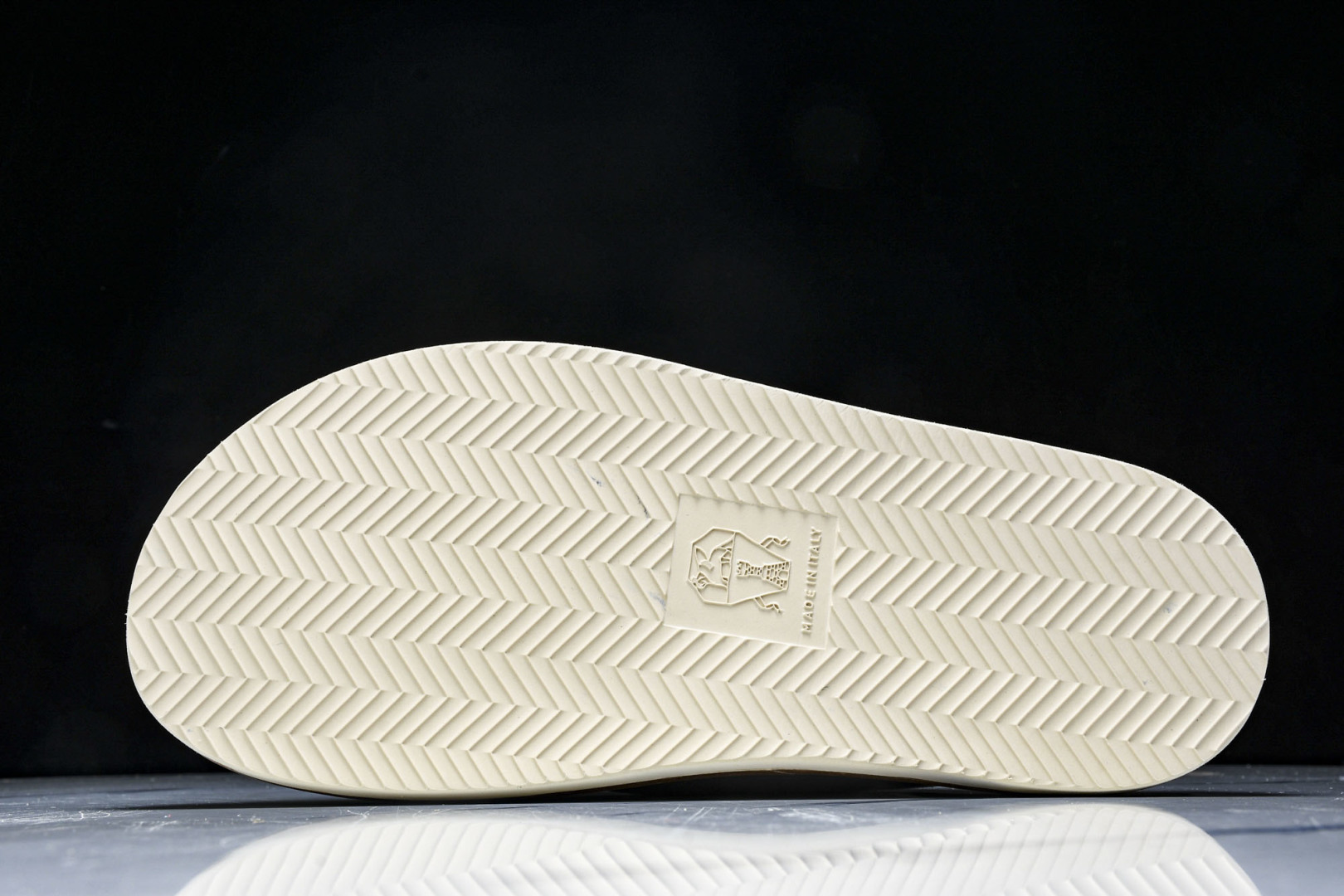 拖 尺码39-45

纯原版出品-Brunello Cucinelli 平底露趾一字拖鞋 男款 浅褐色 