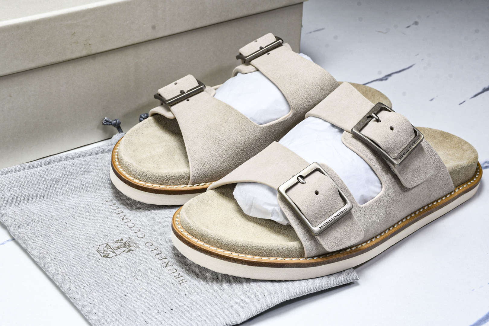 拖 尺码39-45

纯原版出品-Brunello Cucinelli 平底露趾一字拖鞋 男款 浅褐色 