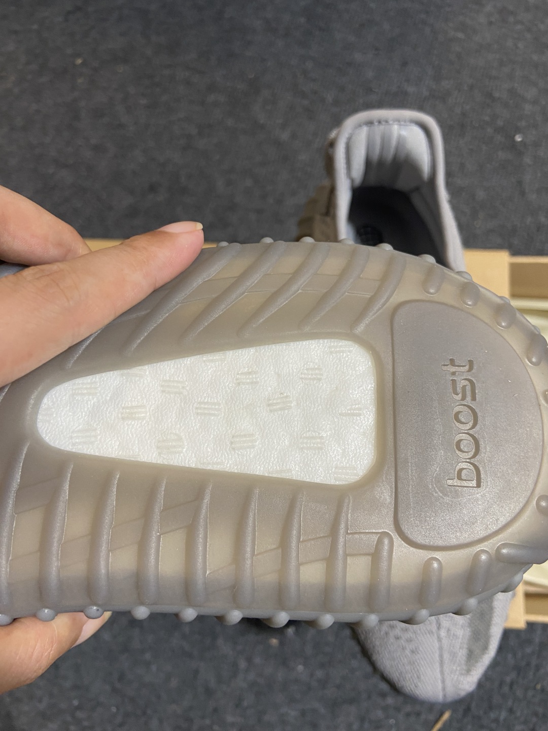 Yeezy烟灰 鞋码36-48

纯原版出品-Yeezy350 V2 烟灰色 IF3219  YZ014
