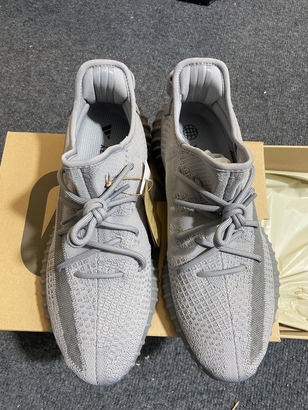 Yeezy烟灰 鞋码36-48

纯原版出品-Yeezy350 V2 烟灰色 IF3219  YZ014