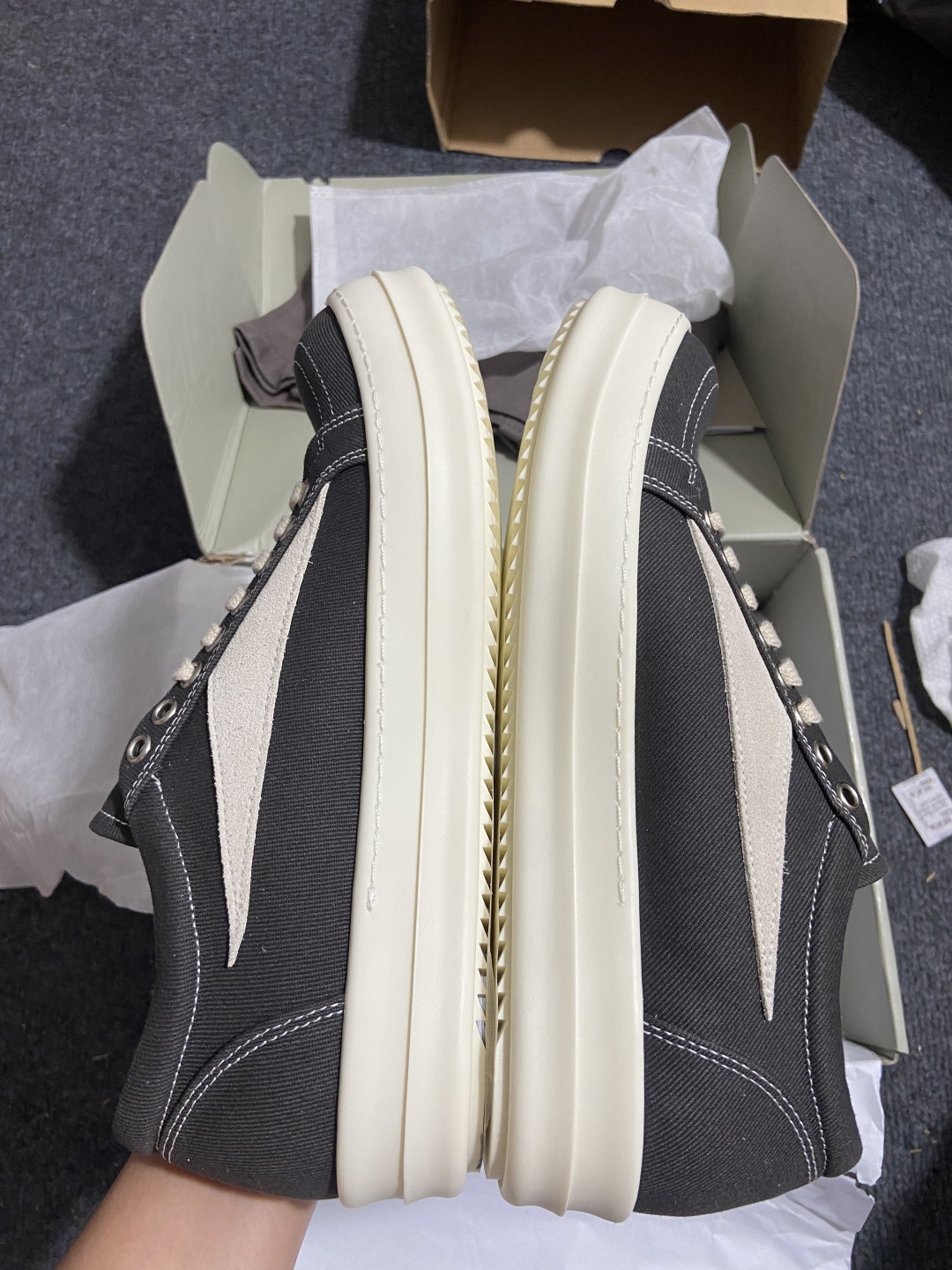 Rickowens 尺码35-46

纯原出品-Rick Owens DRKSHDW 灰黑布面  瑞克 