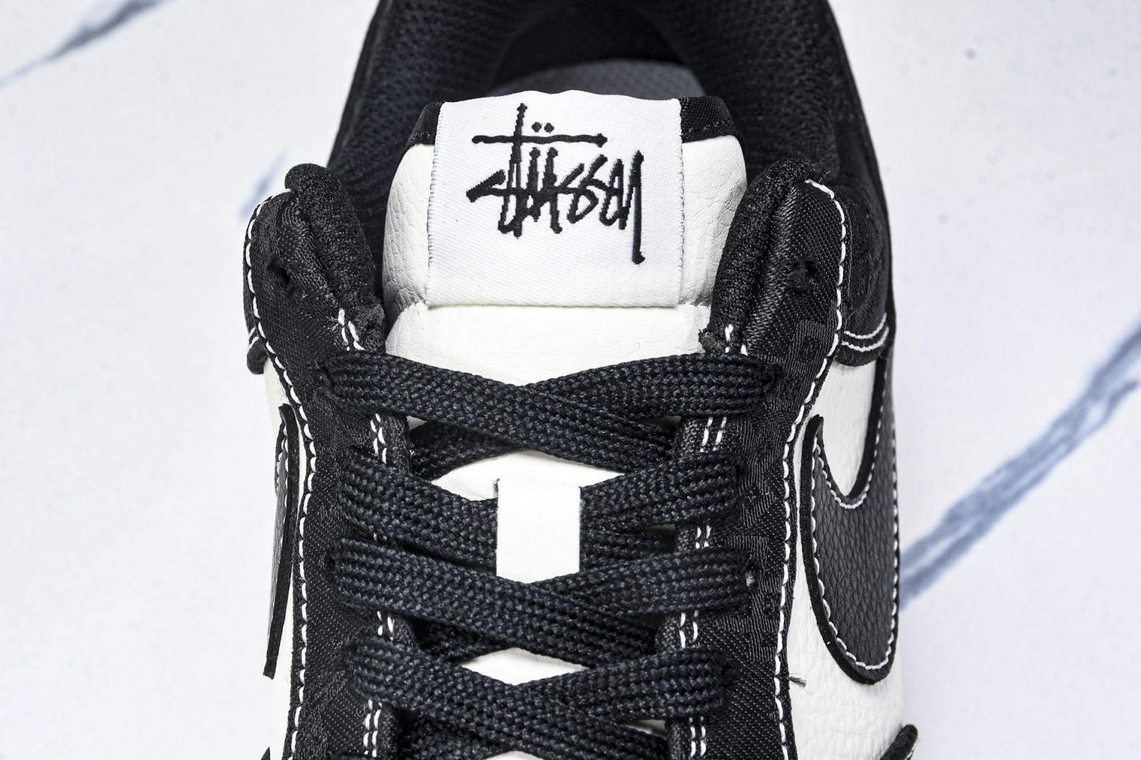 AF1空军 尺码36-45

纯原出品-Air Force 1'07 Low LV联名 米黑勾红标 空军