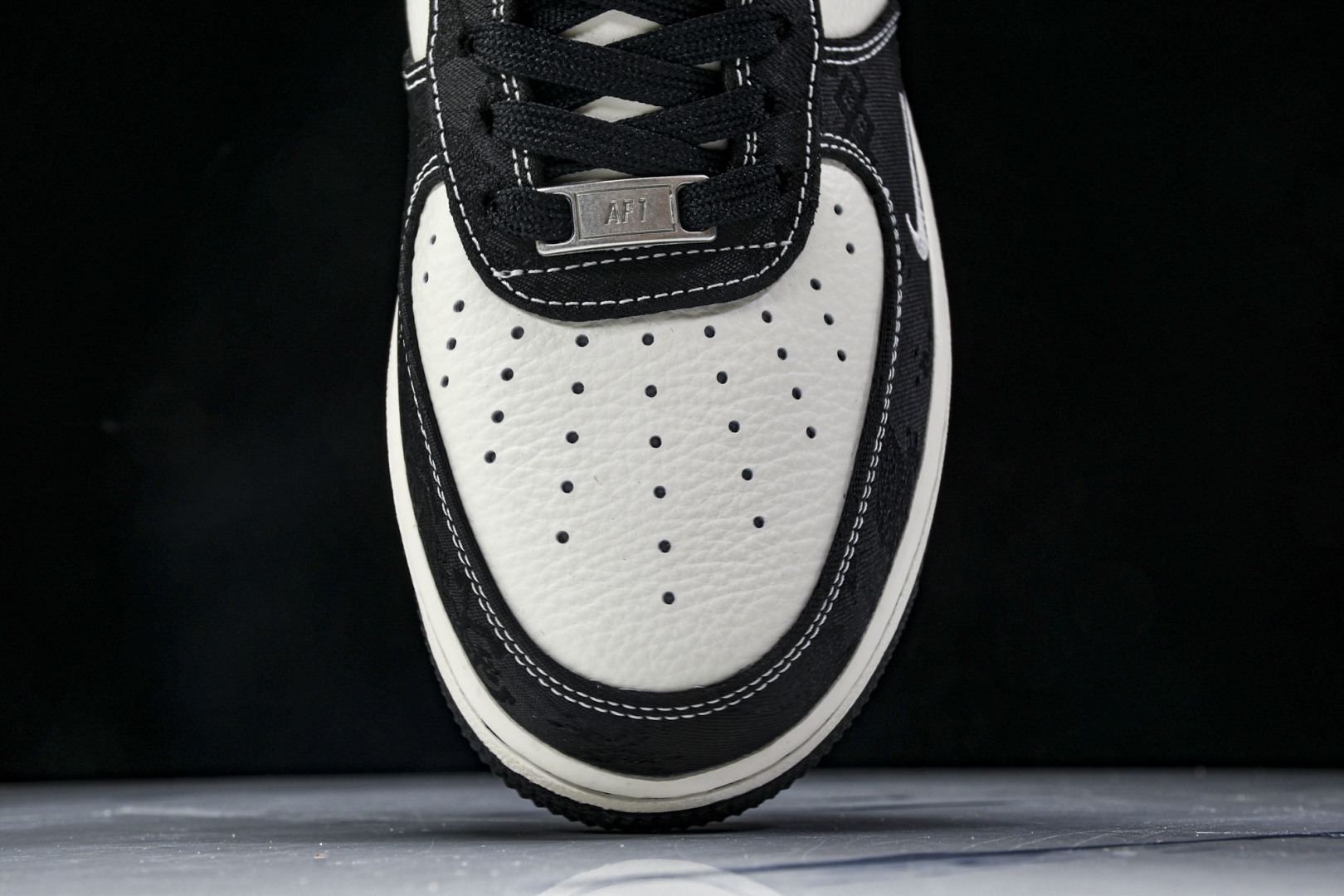 AF1空军 尺码36-45

纯原出品-Air Force 1'07 Low LV联名 米黑勾红标 空军