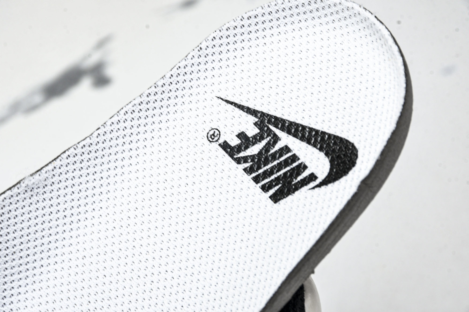 AF1空军 尺码36-45

纯原出品-Air Force 1'07 Low LV联名 米黑勾红标 空军