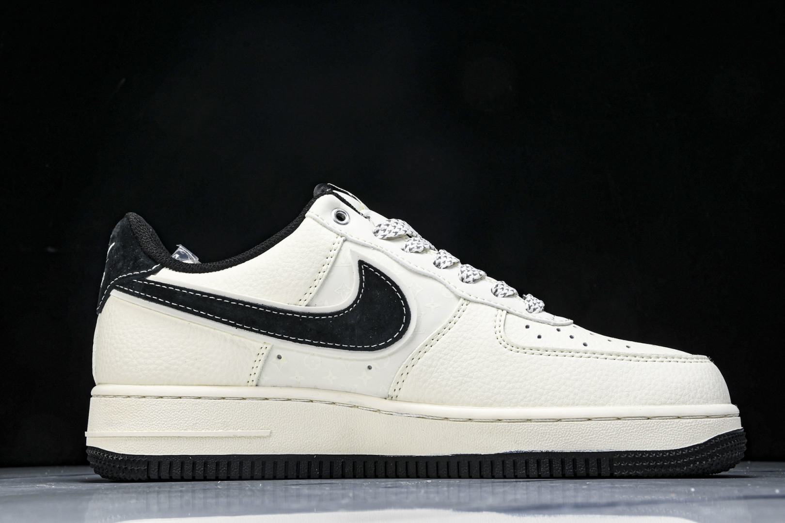 AF1空军 尺码36-45

纯原出品-Air Force 1'07 Low LV联名 米黑勾红标 空军