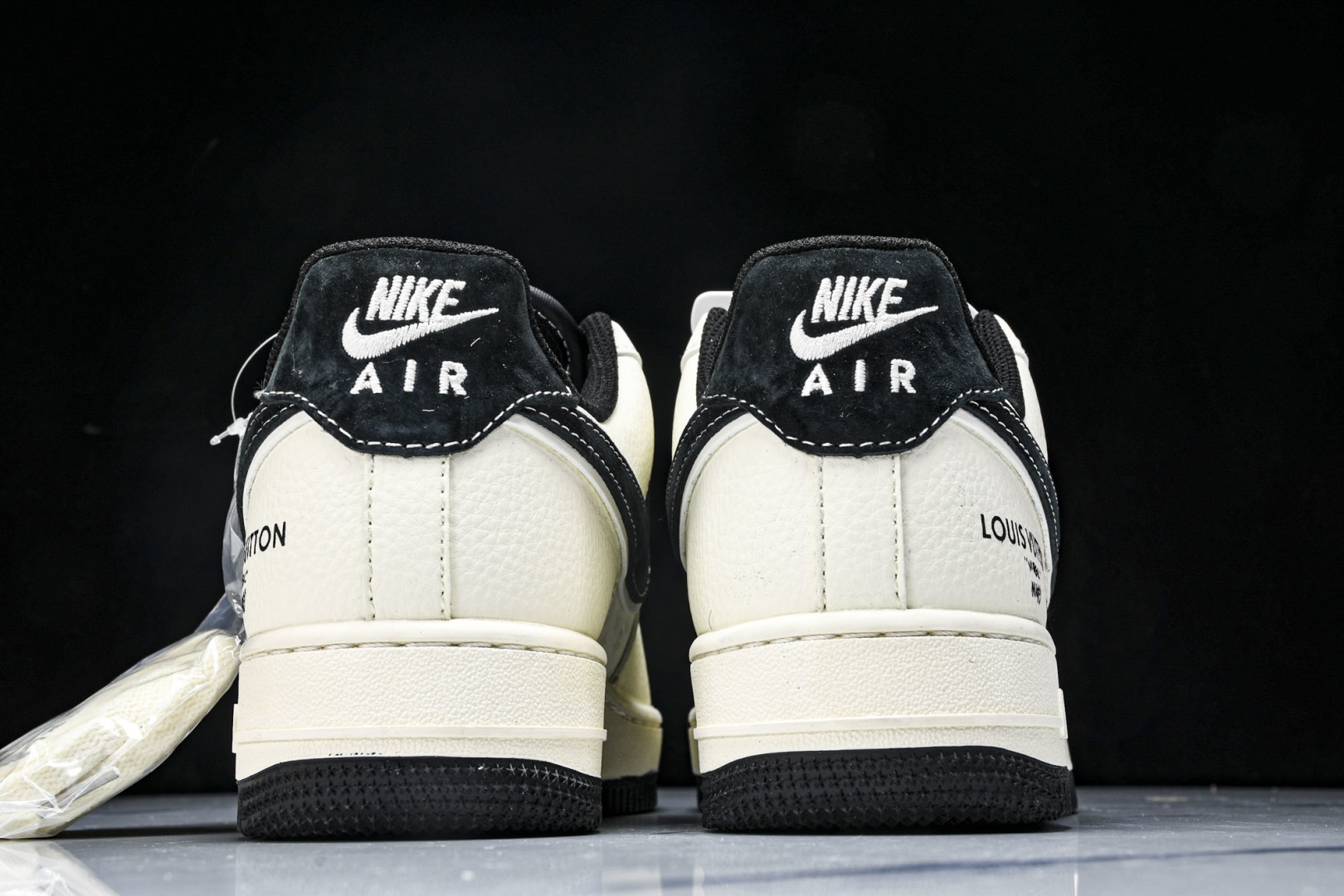 AF1空军 尺码36-45

纯原出品-Air Force 1'07 Low LV联名 米黑勾红标 空军