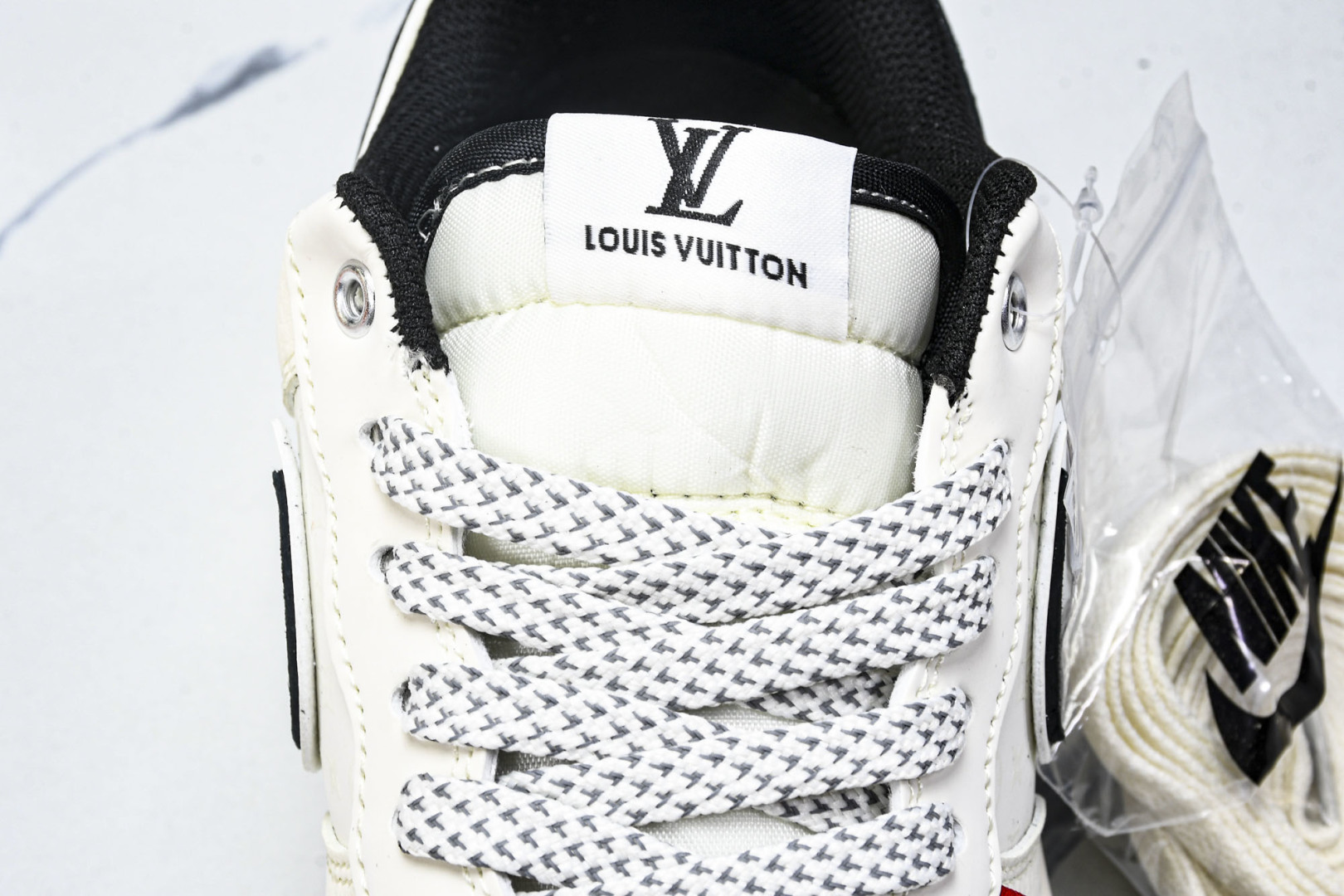 AF1空军 尺码36-45

纯原出品-Air Force 1'07 Low LV联名 米黑勾红标 空军