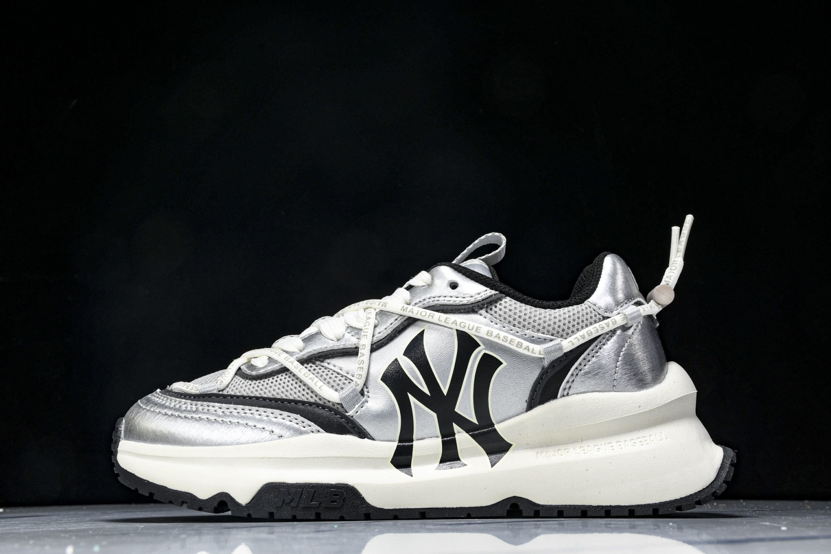 MLB 尺码35-45

纯原出品-MLB Chunky Runner 绑带黑银  3ARNCRL4N(