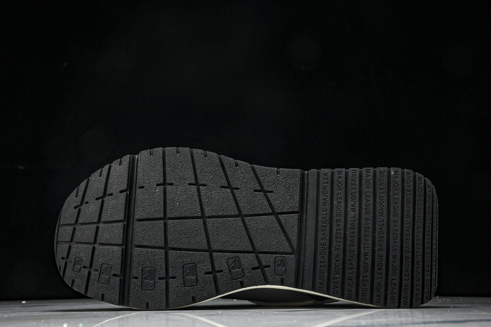 MLB 尺码35-45

纯原出品-MLB Chunky Runner 绑带黑银  3ARNCRL4N(
