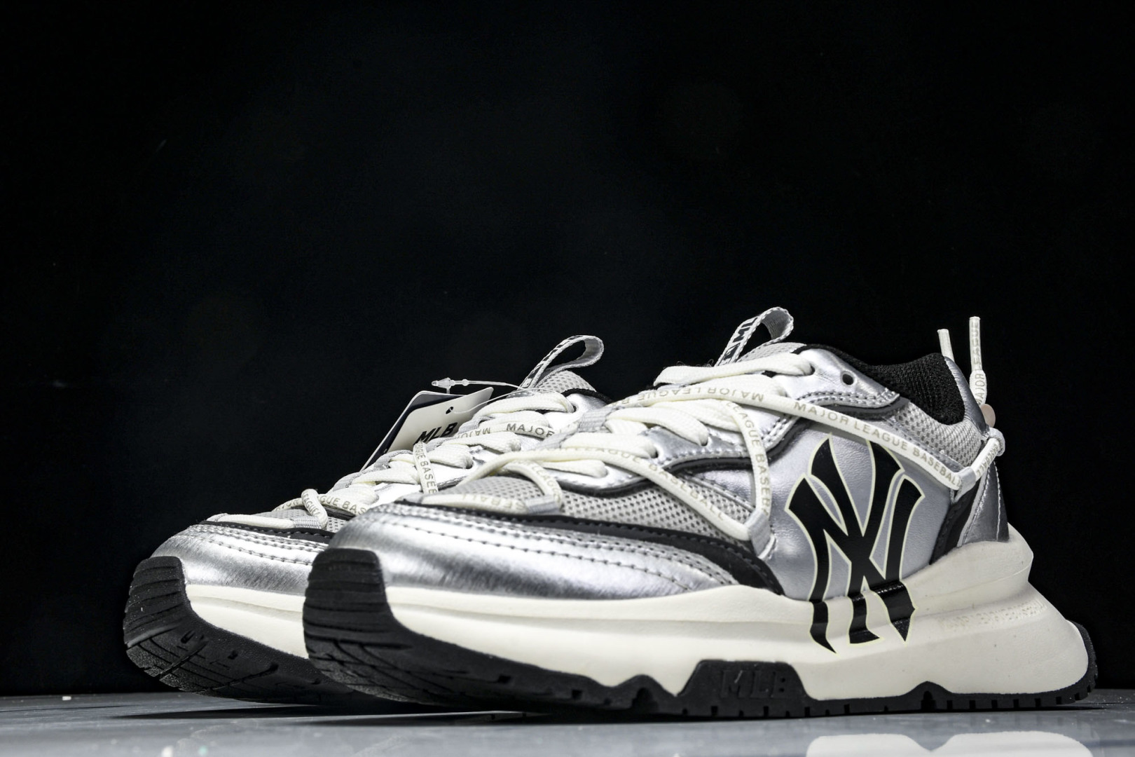 MLB 尺码35-45

纯原出品-MLB Chunky Runner 绑带黑银  3ARNCRL4N(