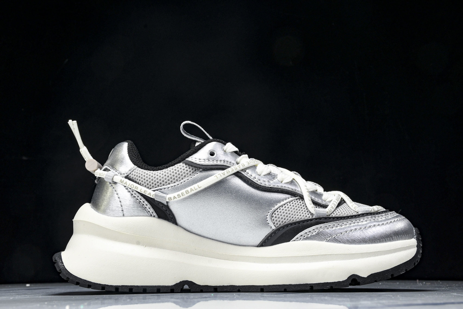 MLB 尺码35-45

纯原出品-MLB Chunky Runner 绑带黑银  3ARNCRL4N(