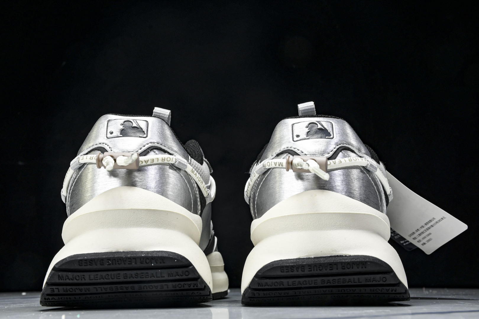 MLB 尺码35-45

纯原出品-MLB Chunky Runner 绑带黑银  3ARNCRL4N(