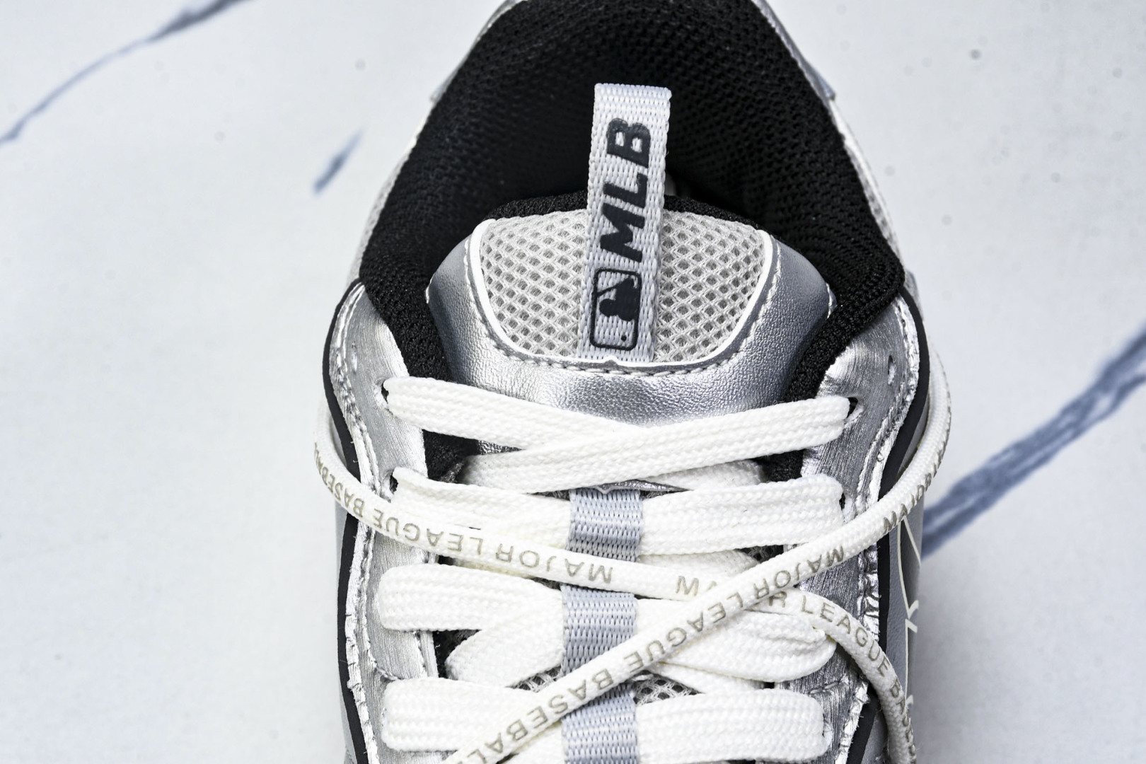 MLB 尺码35-45

纯原出品-MLB Chunky Runner 绑带黑银  3ARNCRL4N(