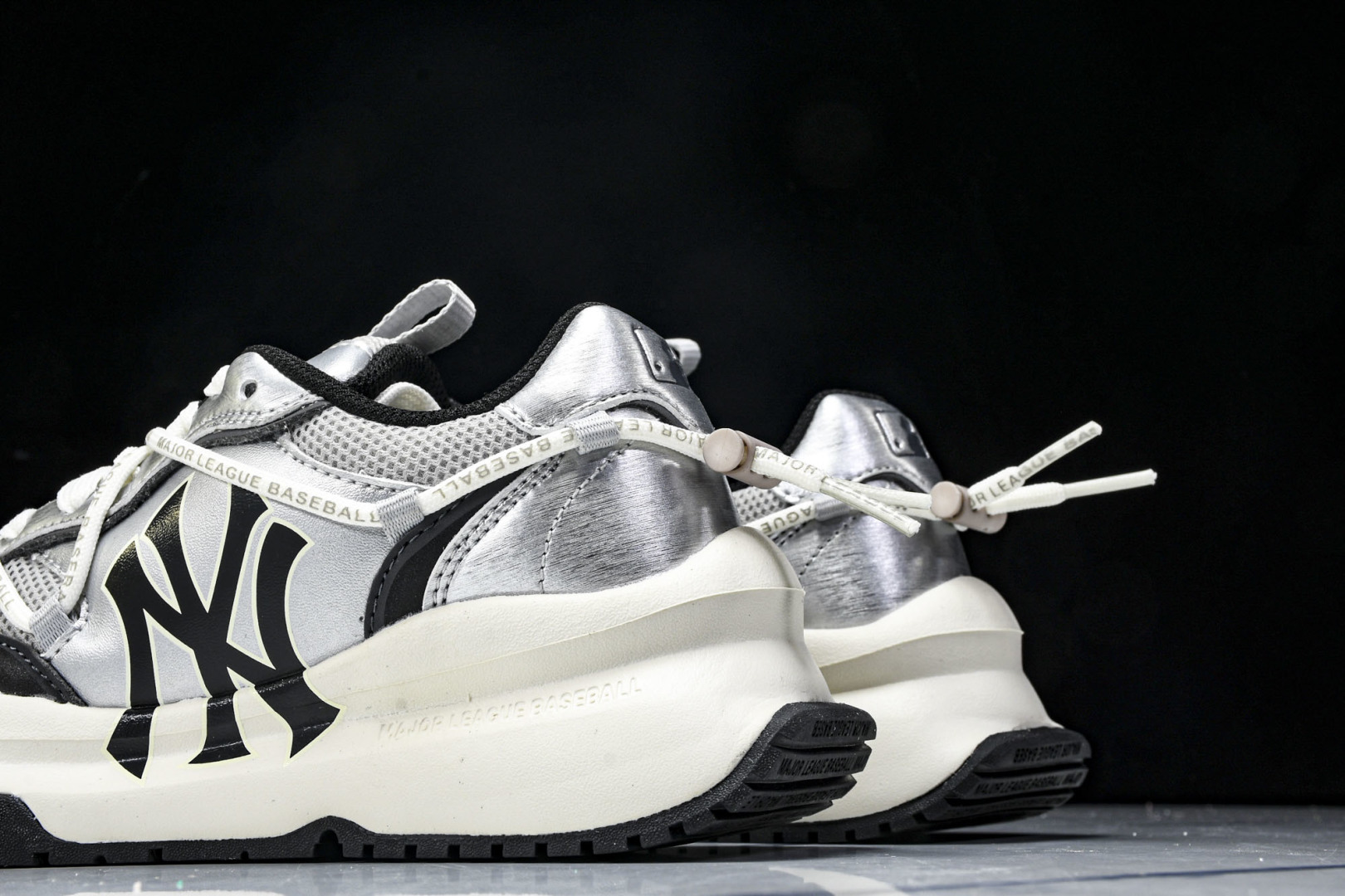 MLB 尺码35-45

纯原出品-MLB Chunky Runner 绑带黑银  3ARNCRL4N(