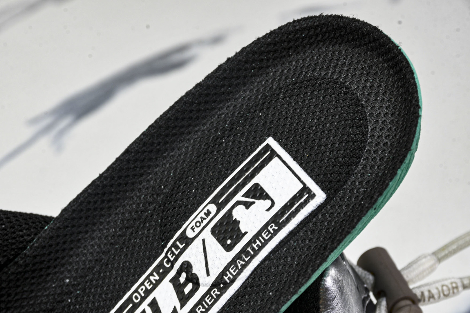 MLB 尺码35-45

纯原出品-MLB Chunky Runner 绑带黑银  3ARNCRL4N(