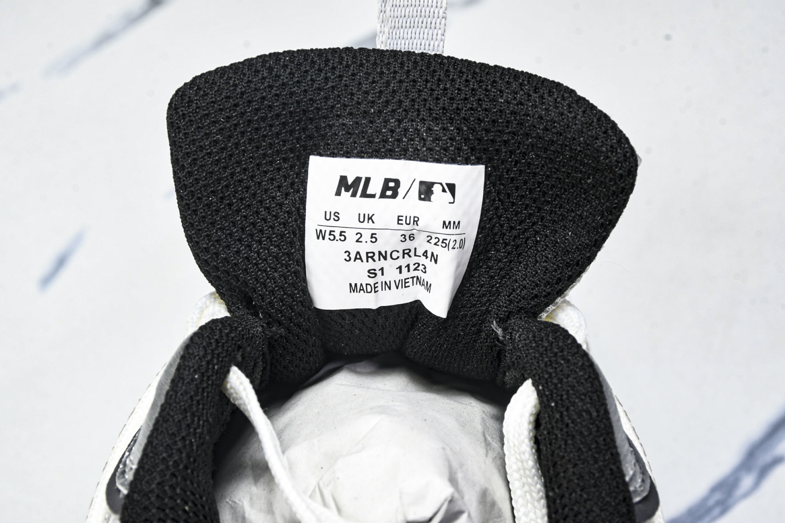 MLB 尺码35-45

纯原出品-MLB Chunky Runner 绑带黑银  3ARNCRL4N(