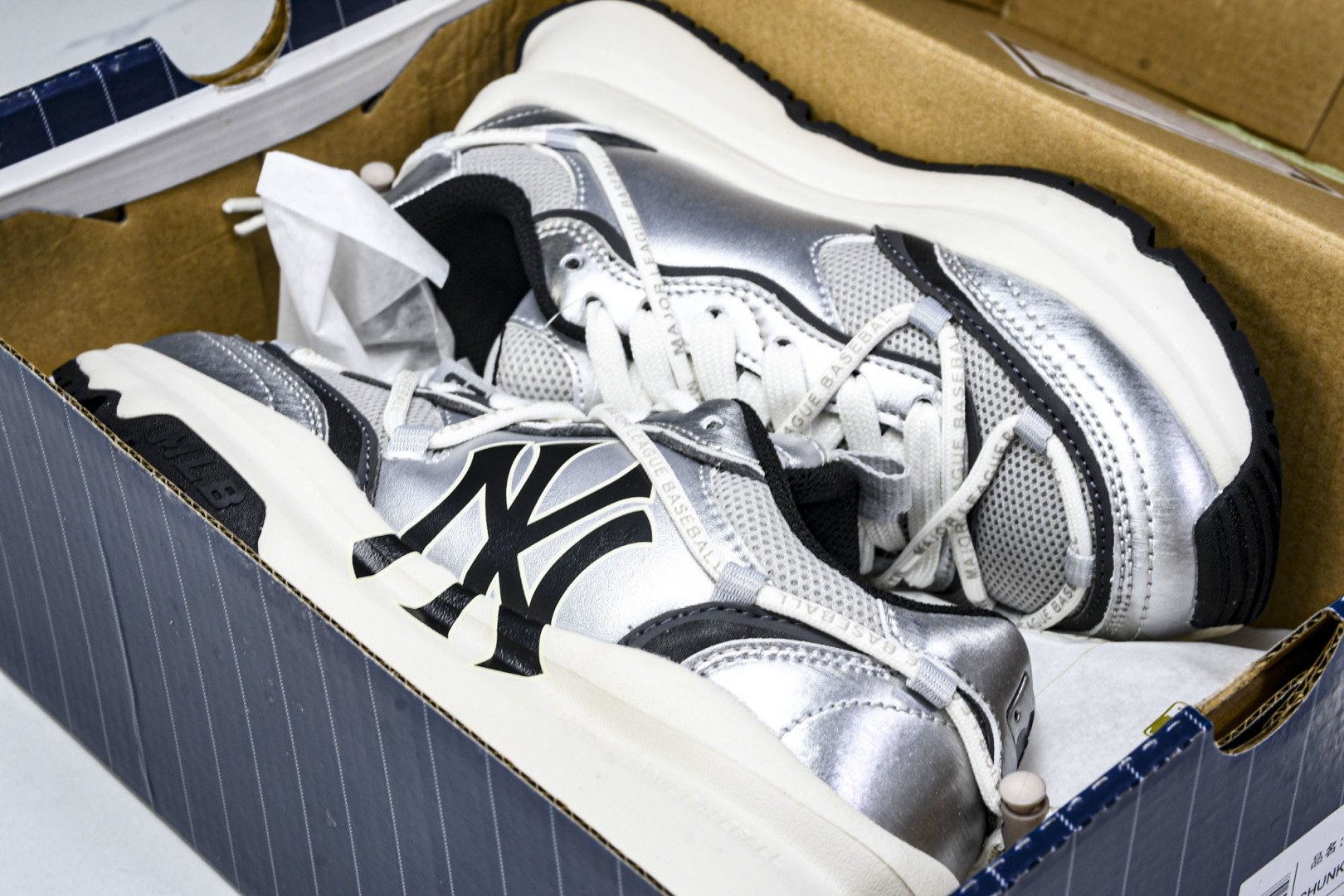 MLB 尺码35-45

纯原出品-MLB Chunky Runner 绑带黑银  3ARNCRL4N(