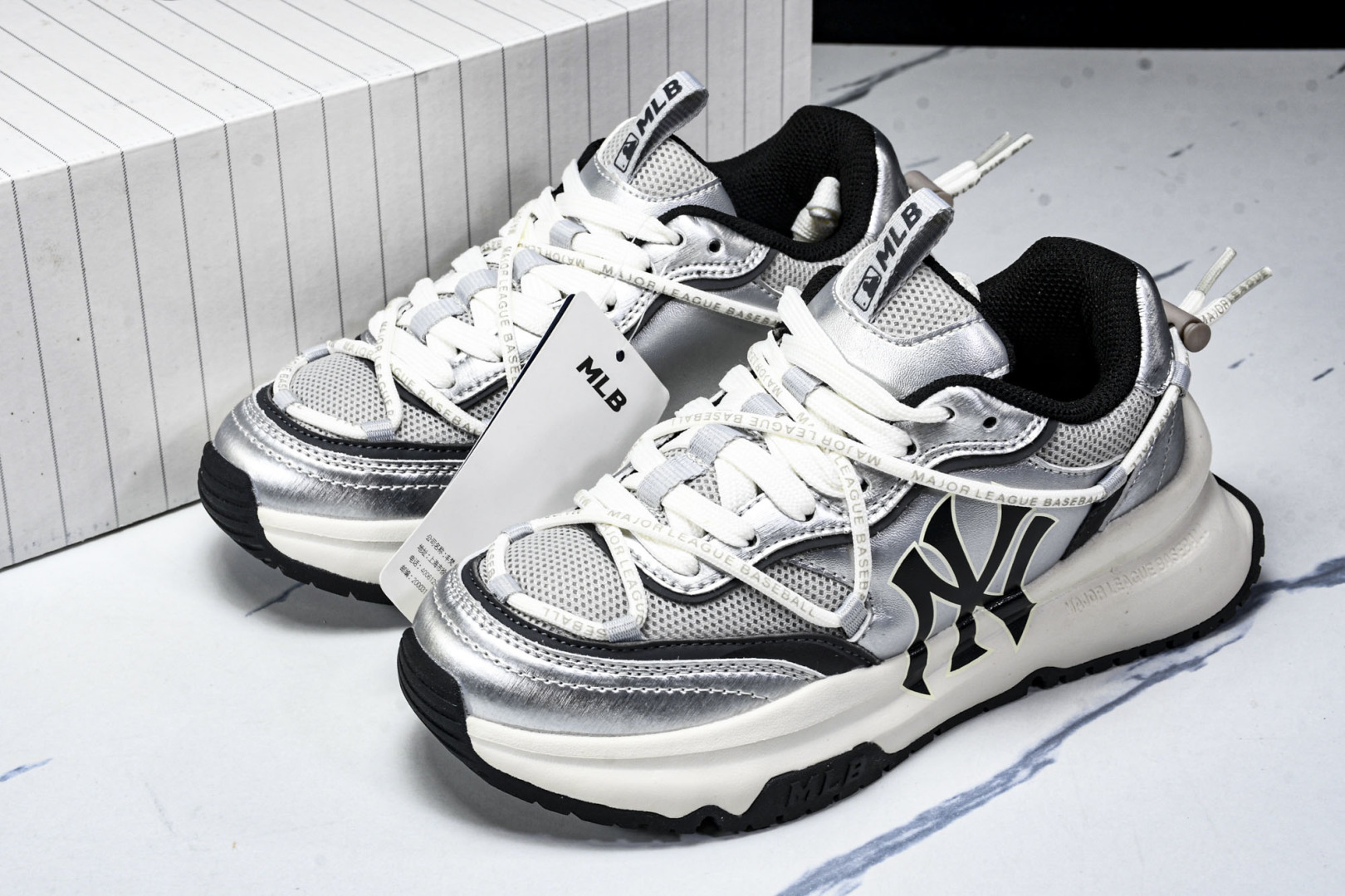 MLB 尺码35-45

纯原出品-MLB Chunky Runner 绑带黑银  3ARNCRL4N(