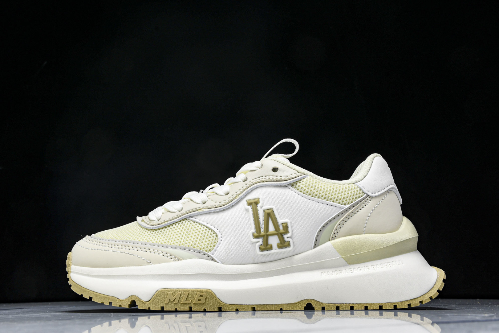 MLB 尺码35-45

纯原出品-MLB Chunky Runner 牙白色 白黄  3ARNCRM4
