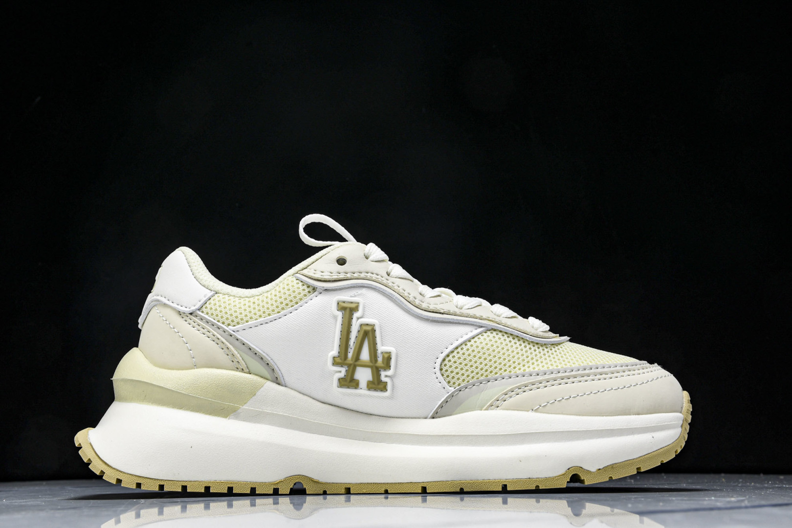 MLB 尺码35-45

纯原出品-MLB Chunky Runner 牙白色 白黄  3ARNCRM4