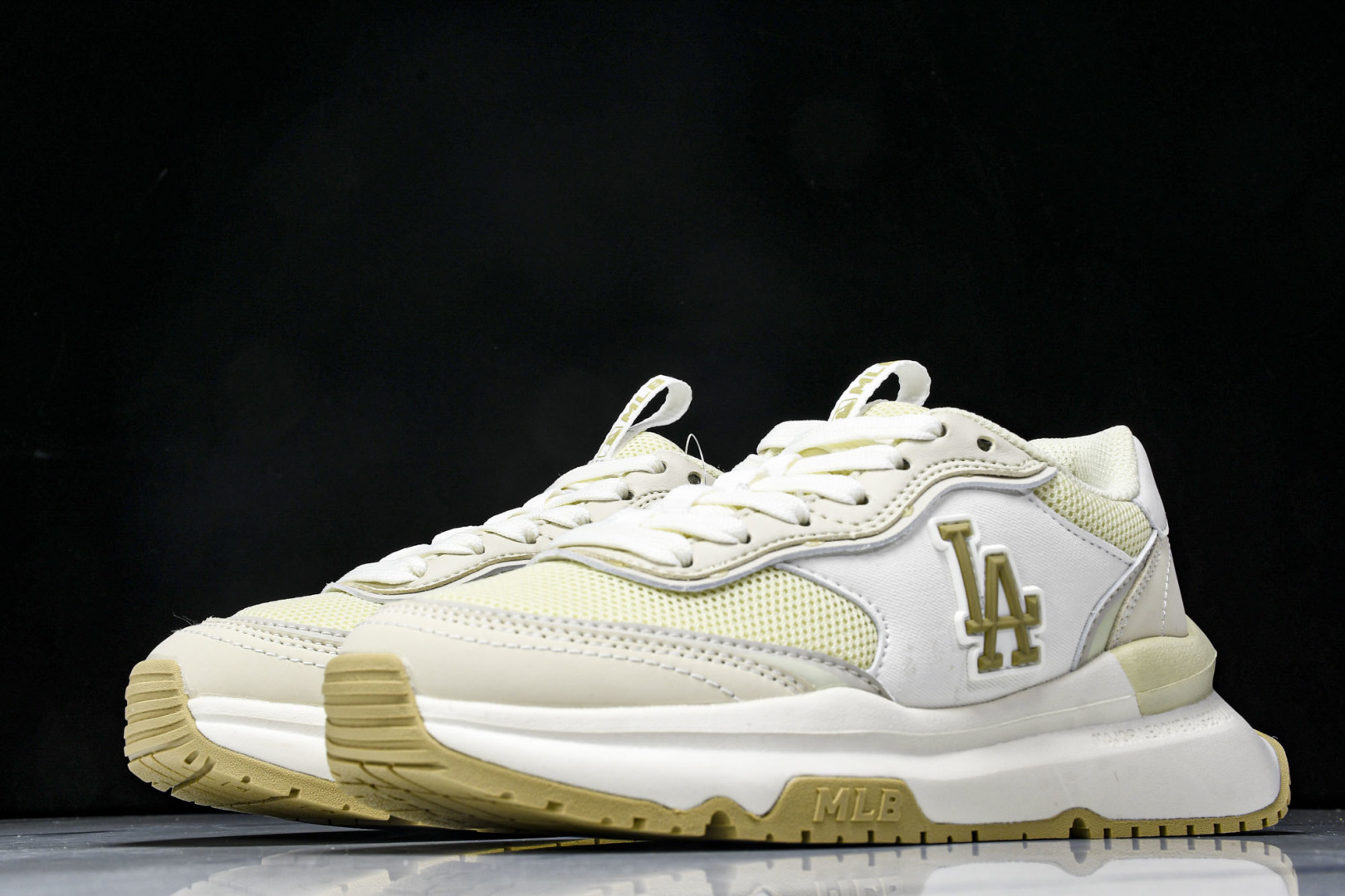 MLB 尺码35-45

纯原出品-MLB Chunky Runner 牙白色 白黄  3ARNCRM4