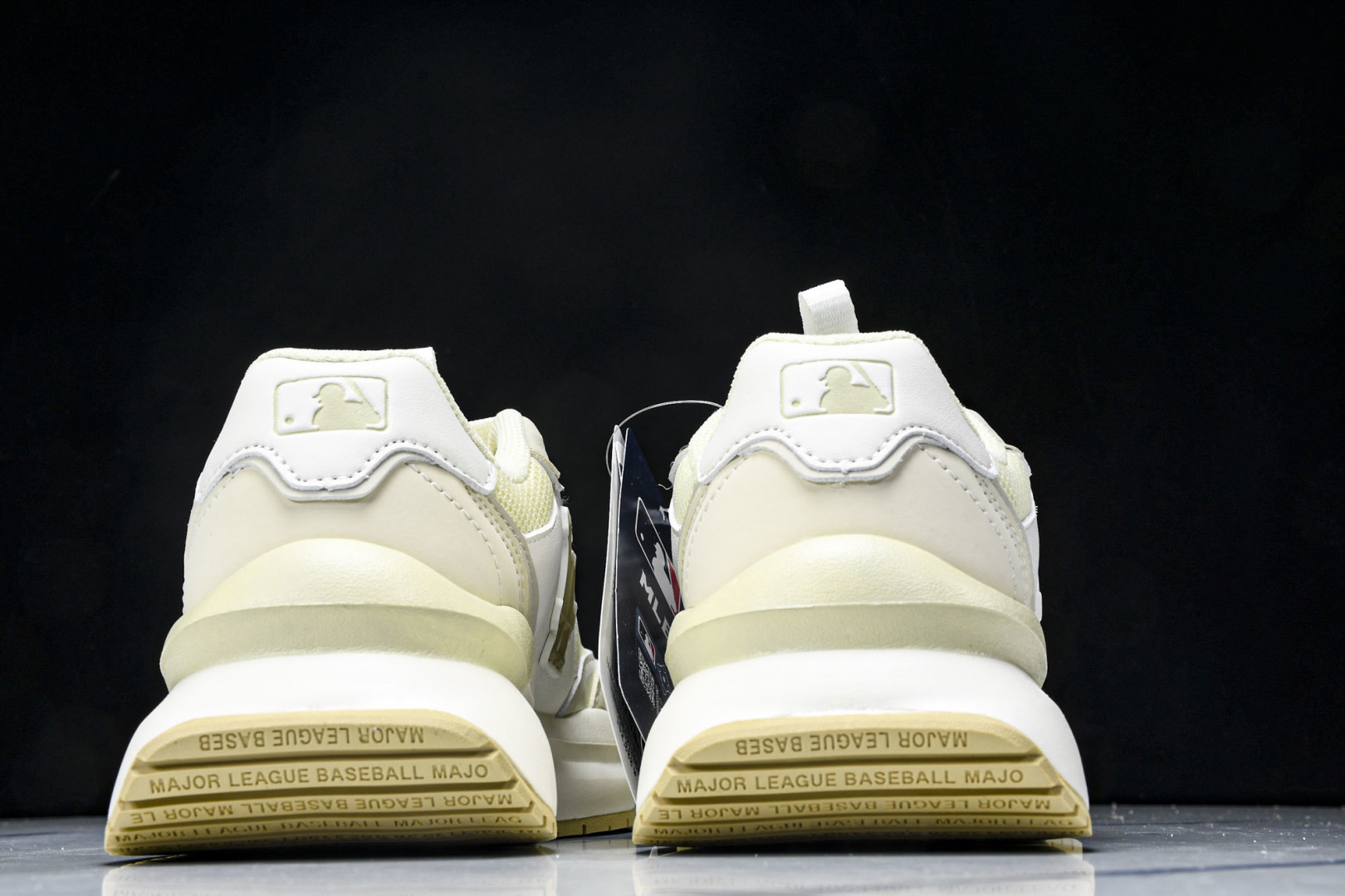 MLB 尺码35-45

纯原出品-MLB Chunky Runner 牙白色 白黄  3ARNCRM4