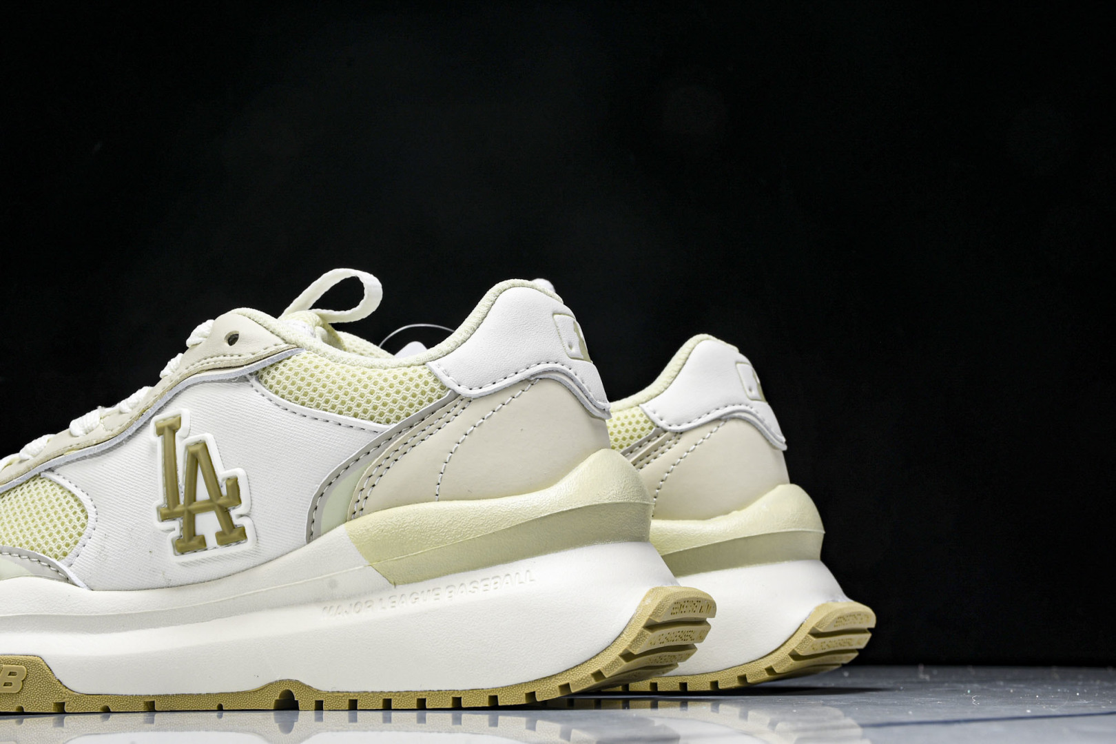 MLB 尺码35-45

纯原出品-MLB Chunky Runner 牙白色 白黄  3ARNCRM4