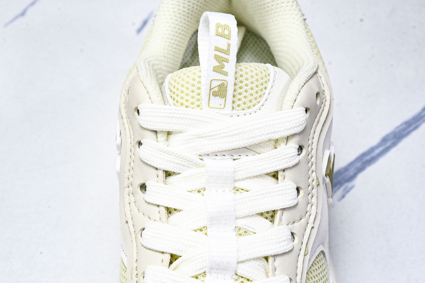 MLB 尺码35-45

纯原出品-MLB Chunky Runner 牙白色 白黄  3ARNCRM4