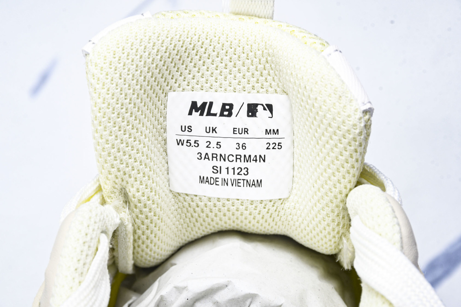 MLB 尺码35-45

纯原出品-MLB Chunky Runner 牙白色 白黄  3ARNCRM4
