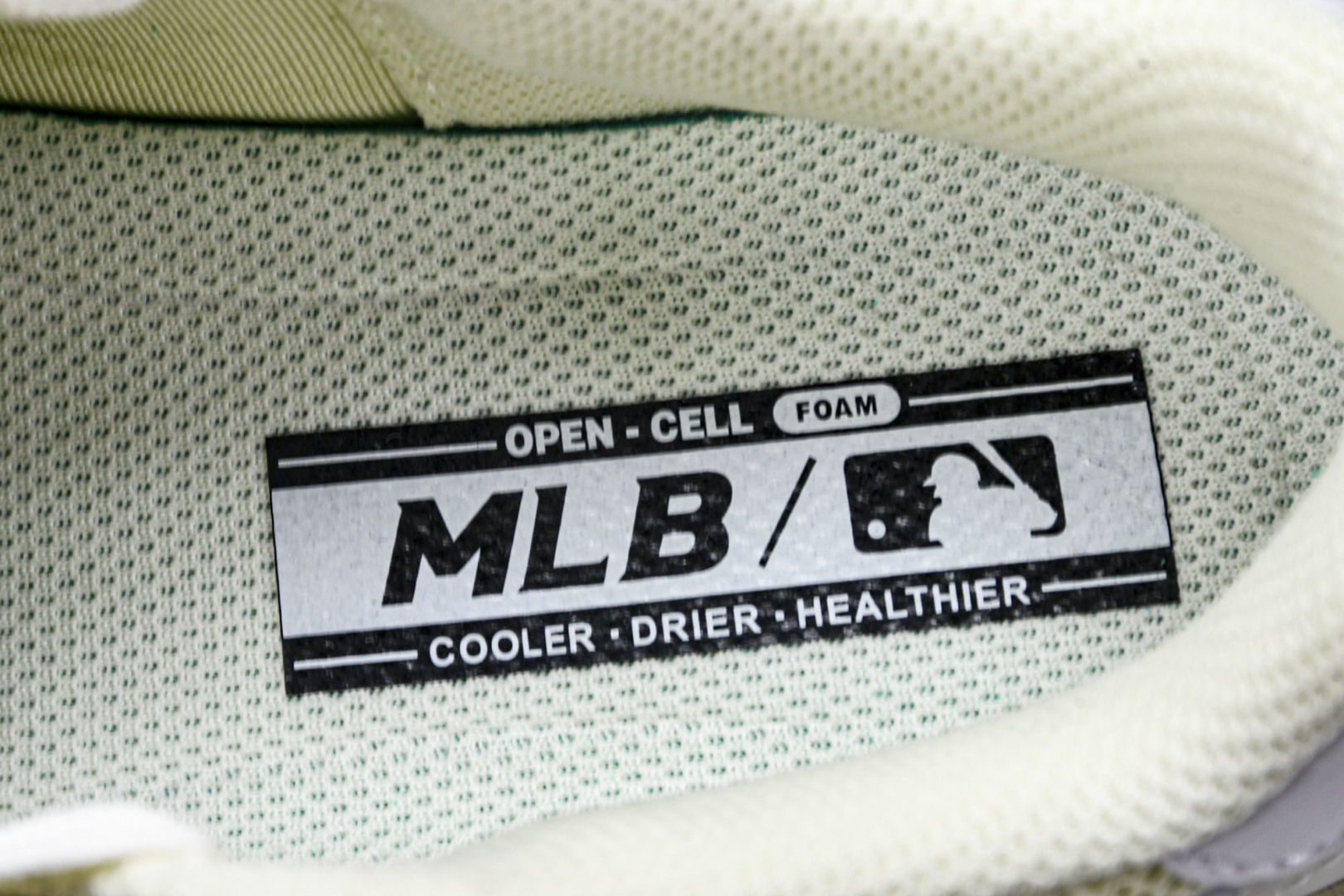MLB 尺码35-45

纯原出品-MLB Chunky Runner 牙白色 白黄  3ARNCRM4