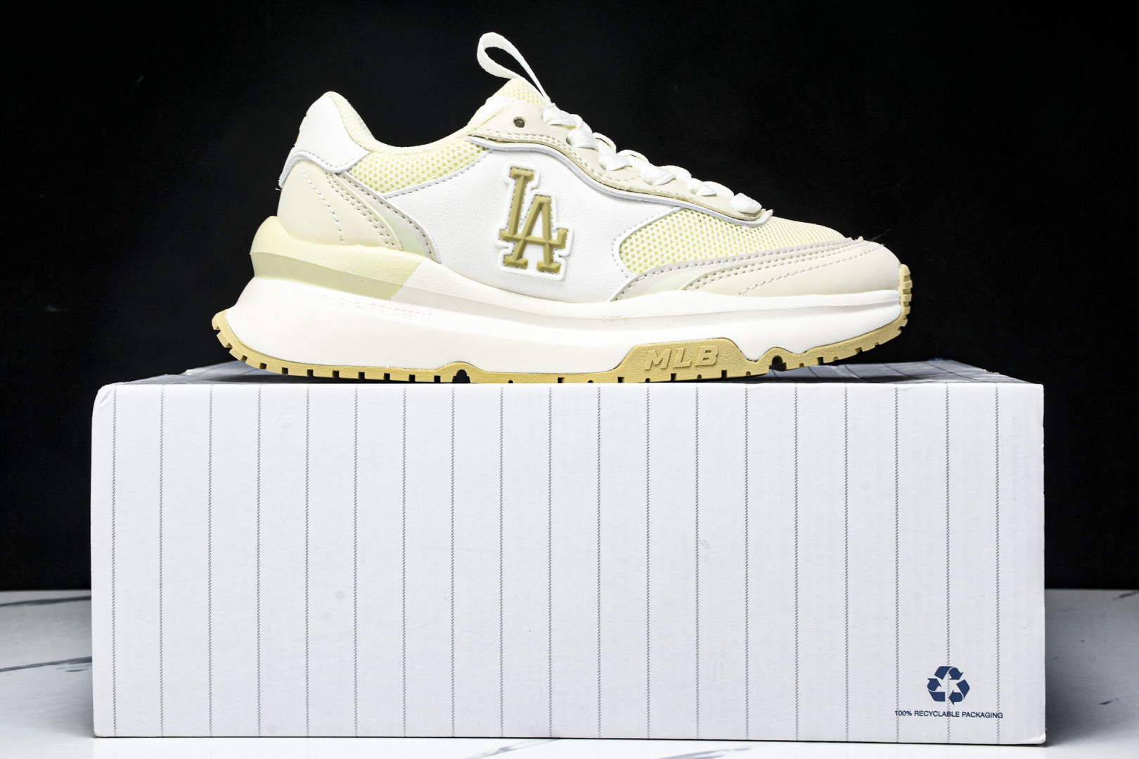 MLB 尺码35-45

纯原出品-MLB Chunky Runner 牙白色 白黄  3ARNCRM4
