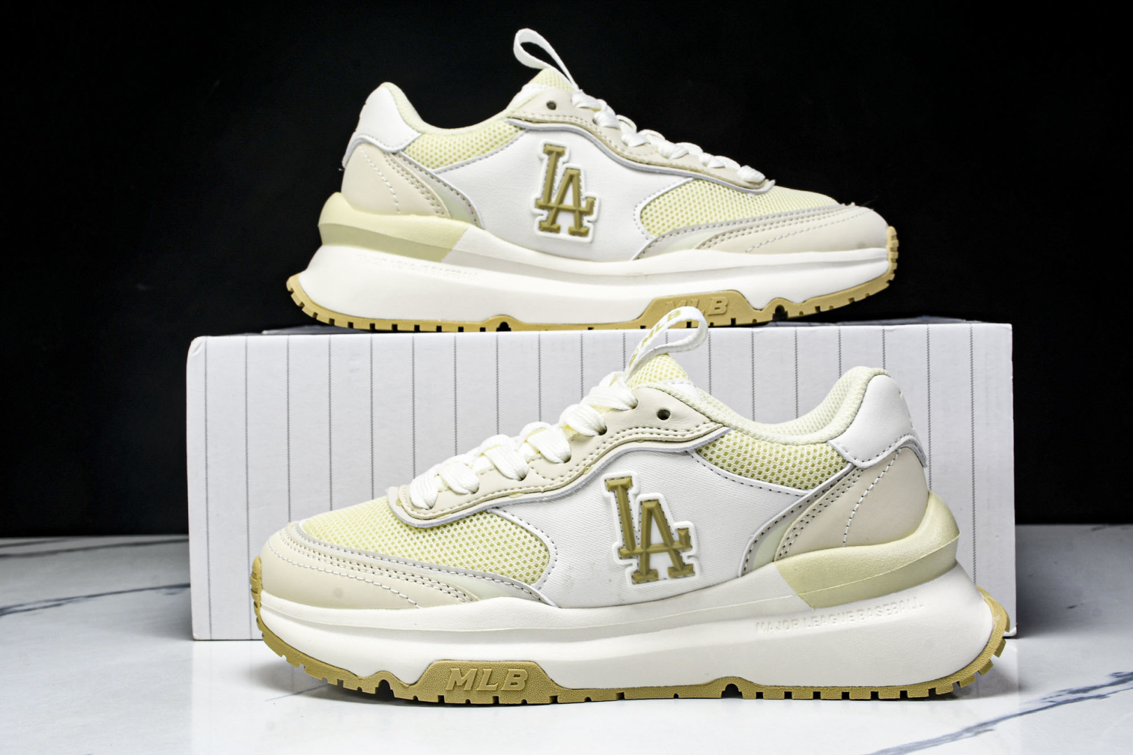 MLB 尺码35-45

纯原出品-MLB Chunky Runner 牙白色 白黄  3ARNCRM4