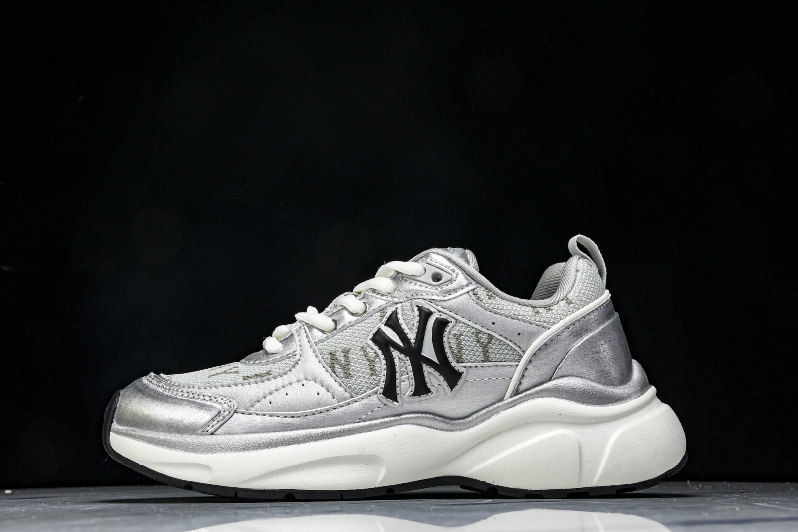 MLB 尺码35-45

纯原出品-MLB银色 MLB 24SS 纽约洋基队 复古休闲跑步 防滑耐磨 低