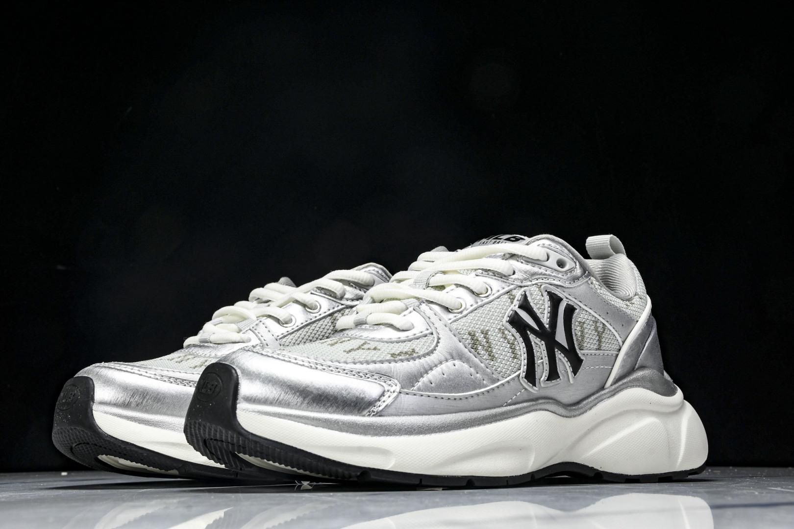 MLB 尺码35-45

纯原出品-MLB银色 MLB 24SS 纽约洋基队 复古休闲跑步 防滑耐磨 低