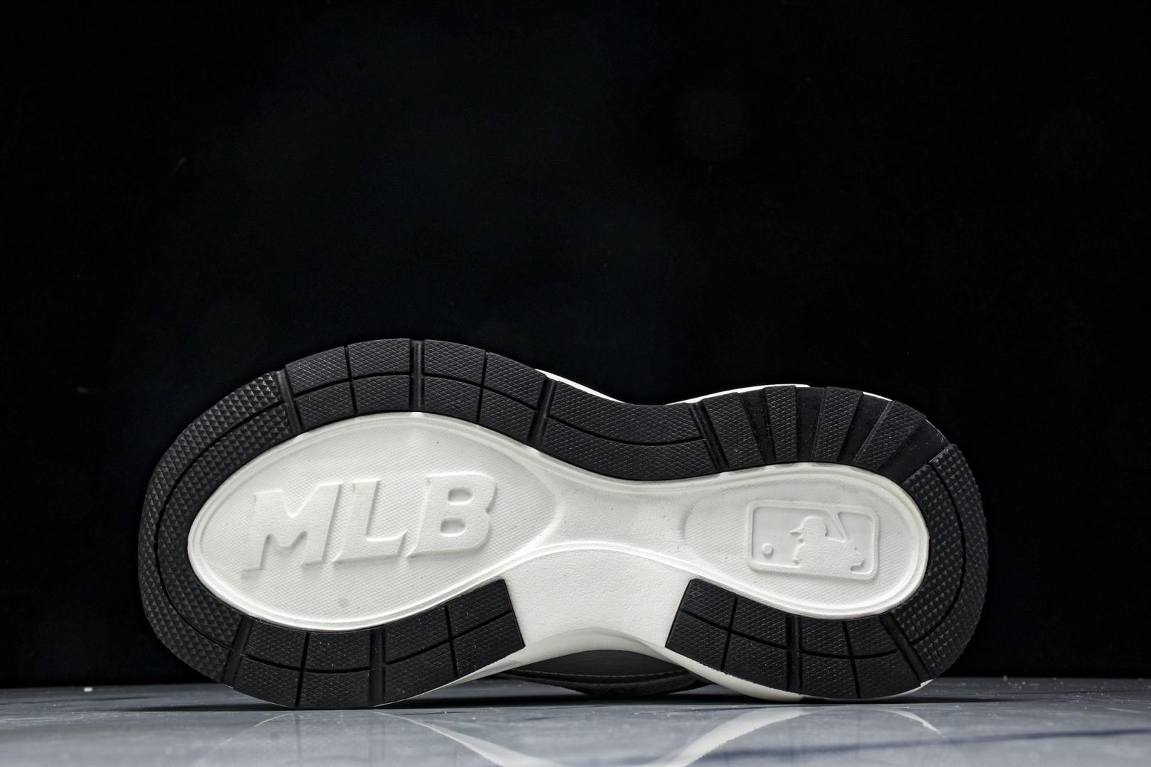 MLB 尺码35-45

纯原出品-MLB银色 MLB 24SS 纽约洋基队 复古休闲跑步 防滑耐磨 低