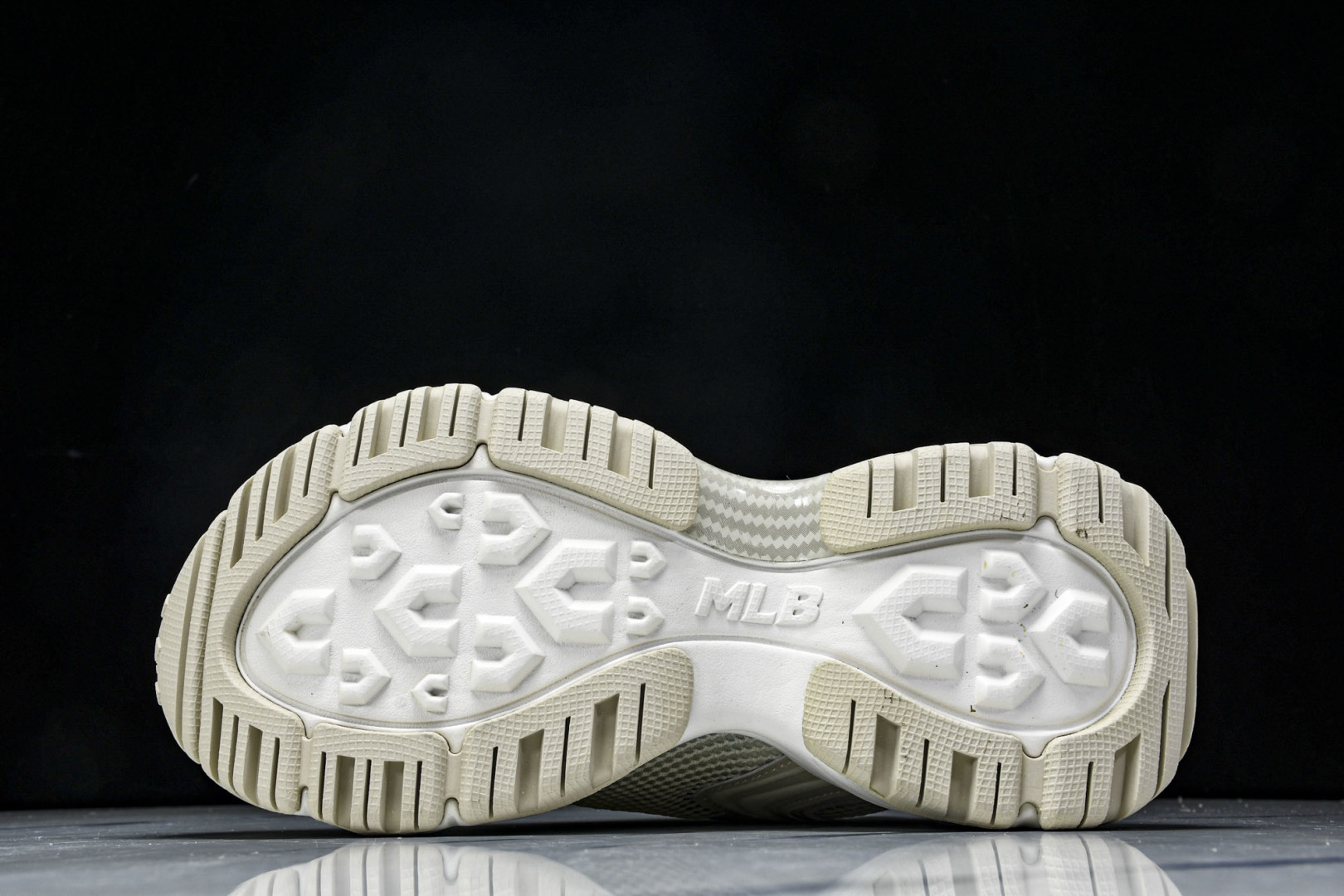 MLB 尺码35-45

纯原出品-MLB CARGO Chunky 赛博老爹鞋 白色 3ASHW075