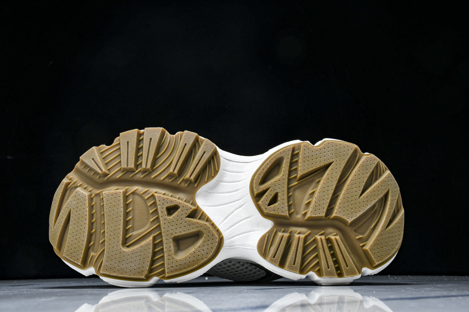 MLB 尺码35-45

纯原出品-MLB Winner Chunky 赛博老爹鞋 白银金 3ASHWD