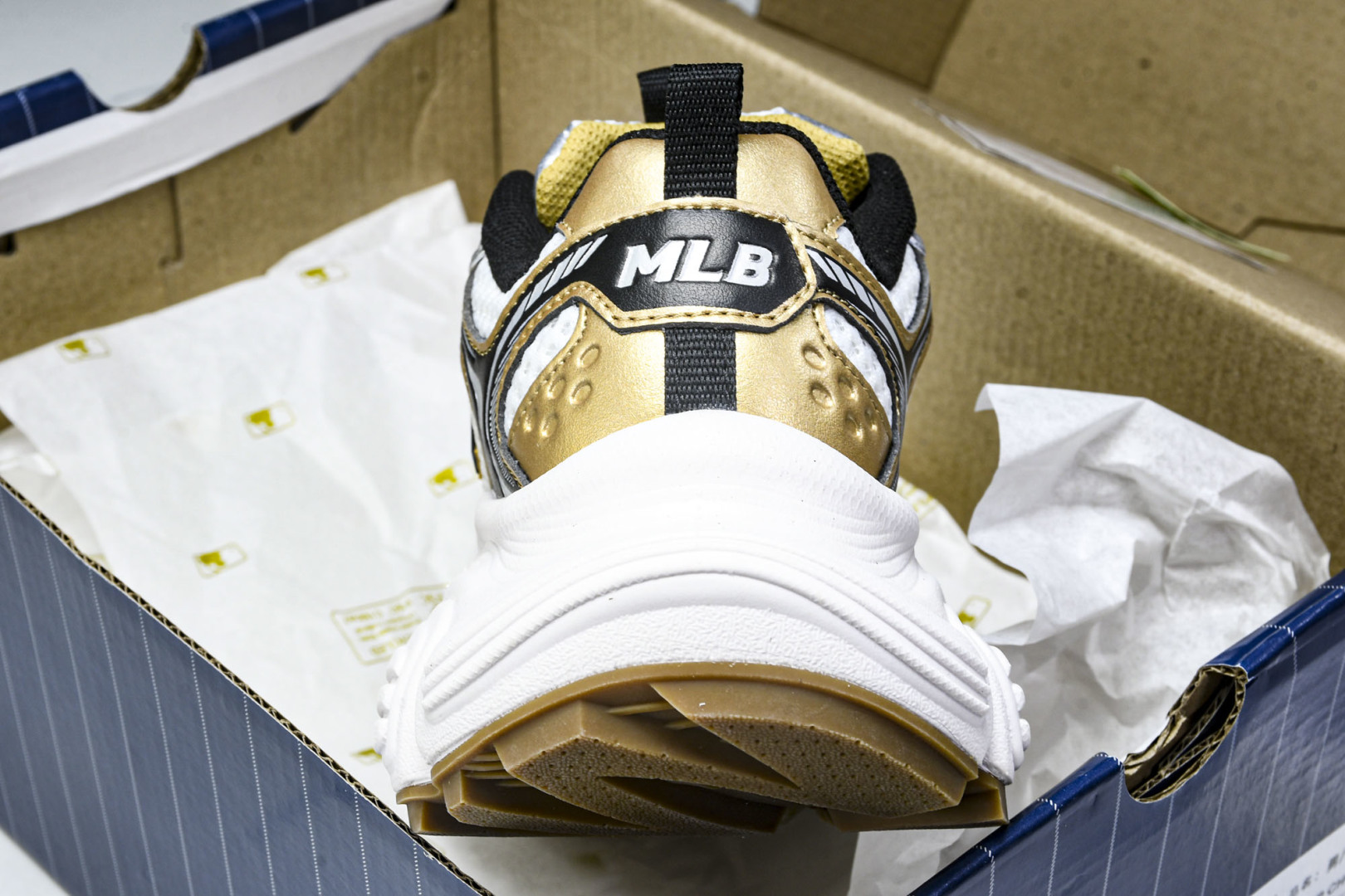 MLB 尺码35-45

纯原出品-MLB Winner Chunky 赛博老爹鞋 白银金 3ASHWD