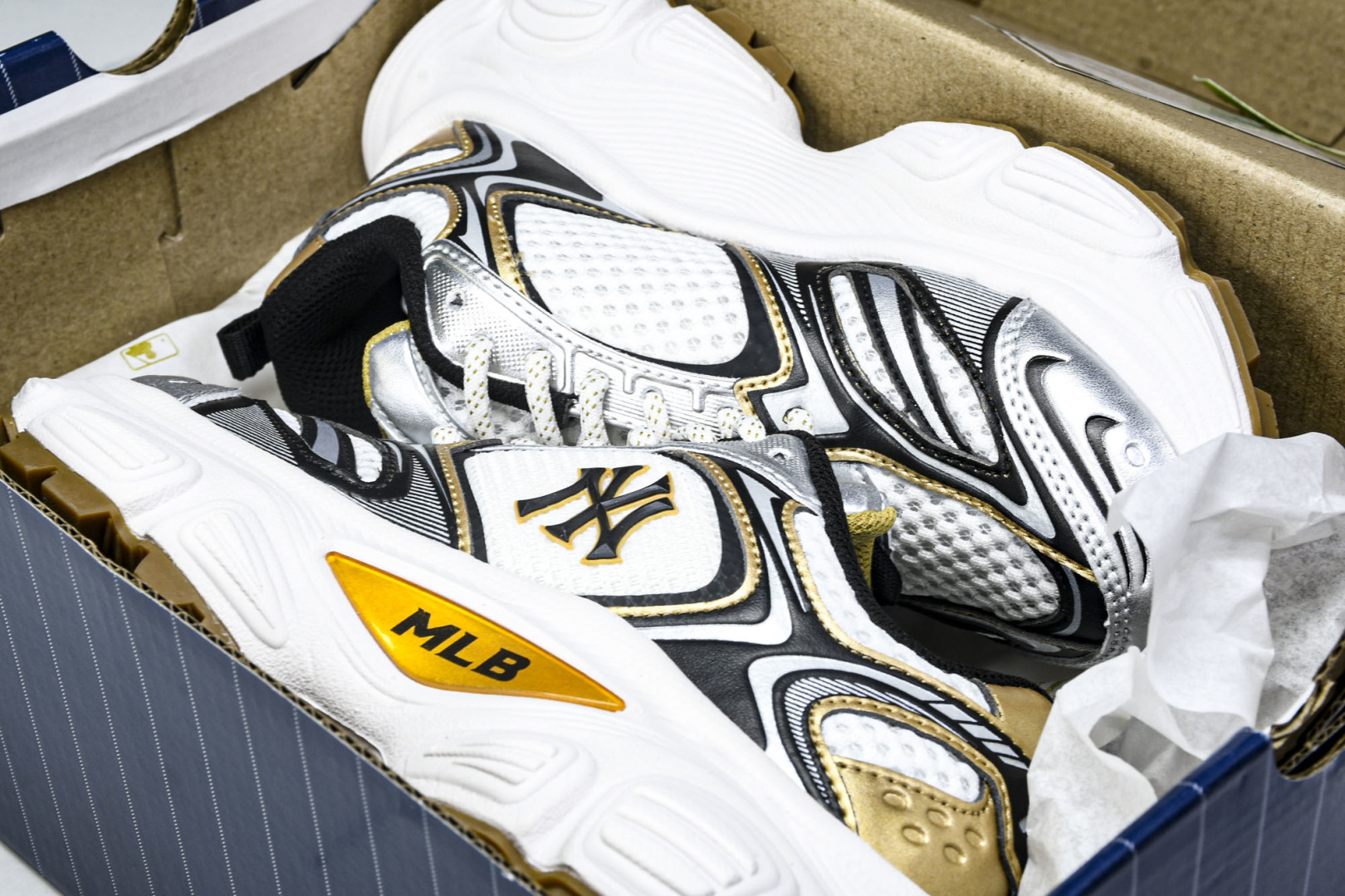 MLB 尺码35-45

纯原出品-MLB Winner Chunky 赛博老爹鞋 白银金 3ASHWD